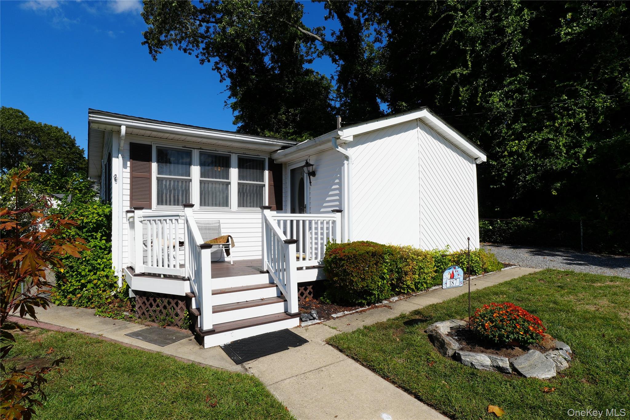 #1 photo, 187 N Huron Street, 东长岛 Ronkonkoma , NY 11779