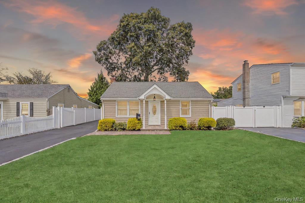 #1 photo, 122 E 12th Street, सफ़ोक काउंटी Huntington Station , NY 11746