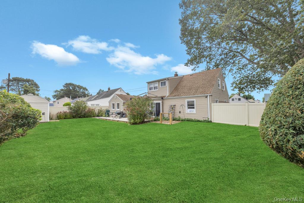 #14 photo, 3 Snapdragon Lane, Levittown , NY 11756