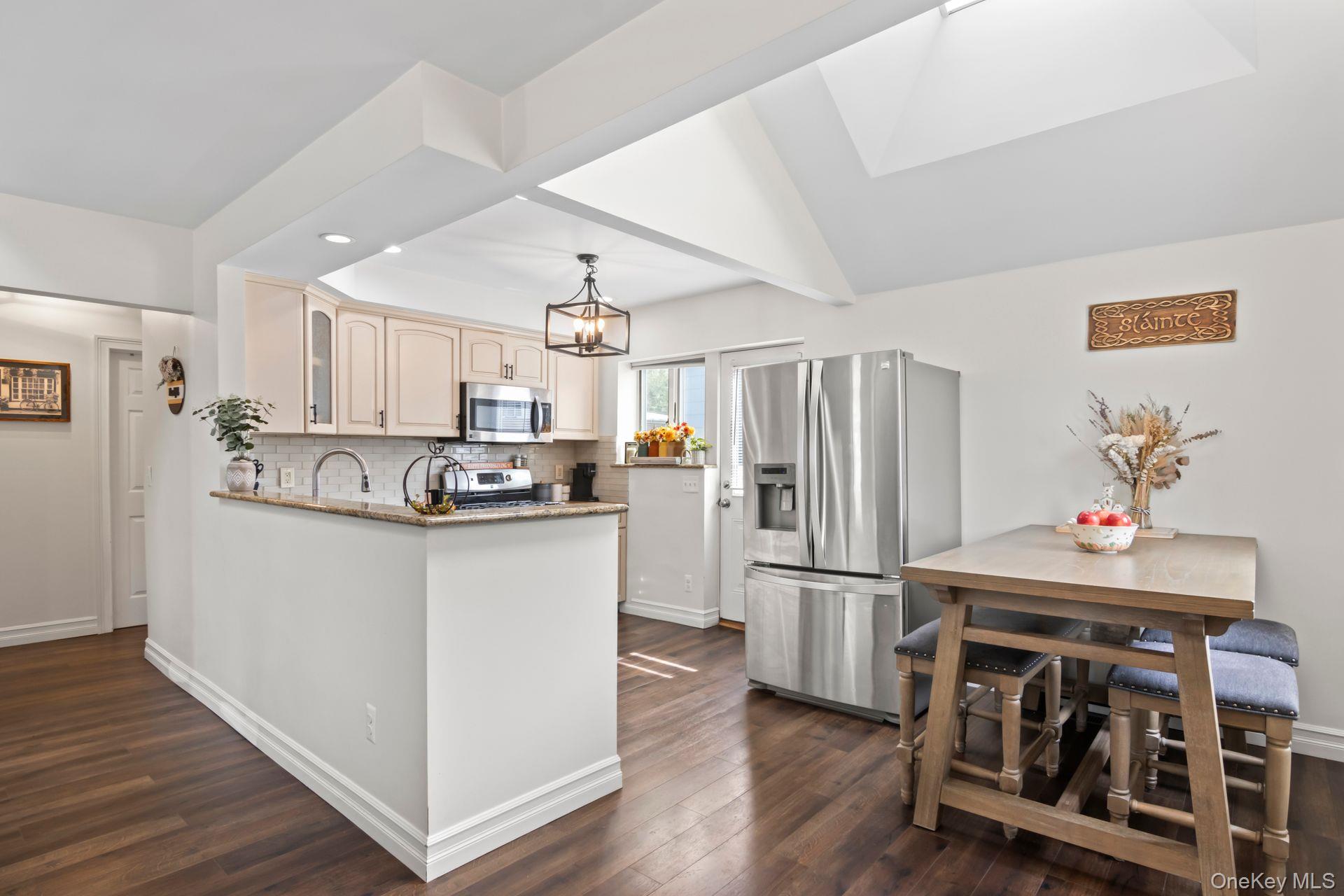 #13 photo, 63 Division Avenue, سوفولك Blue Point , NY 11715