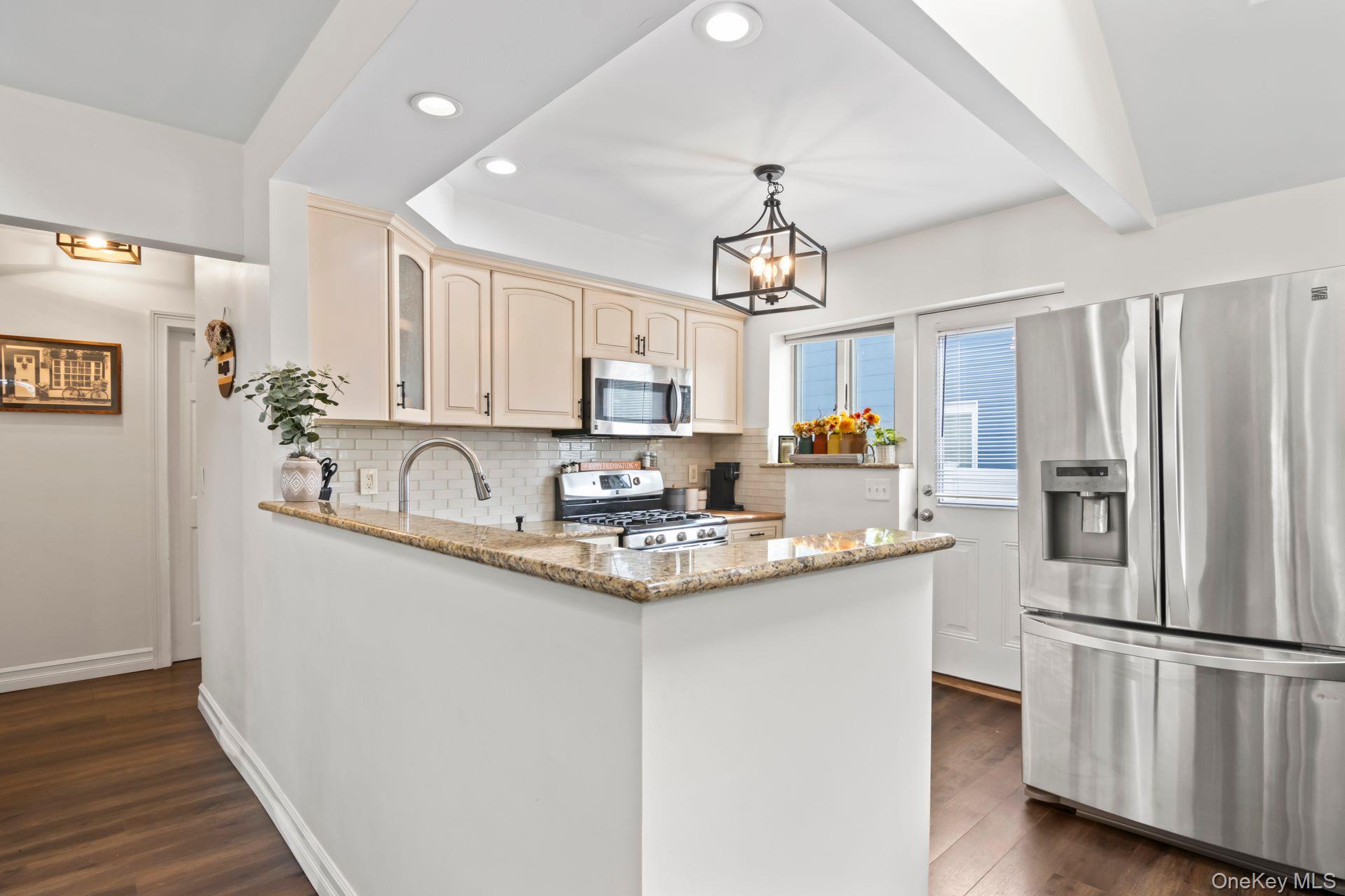 #14 photo, 63 Division Avenue, سوفولك Blue Point , NY 11715