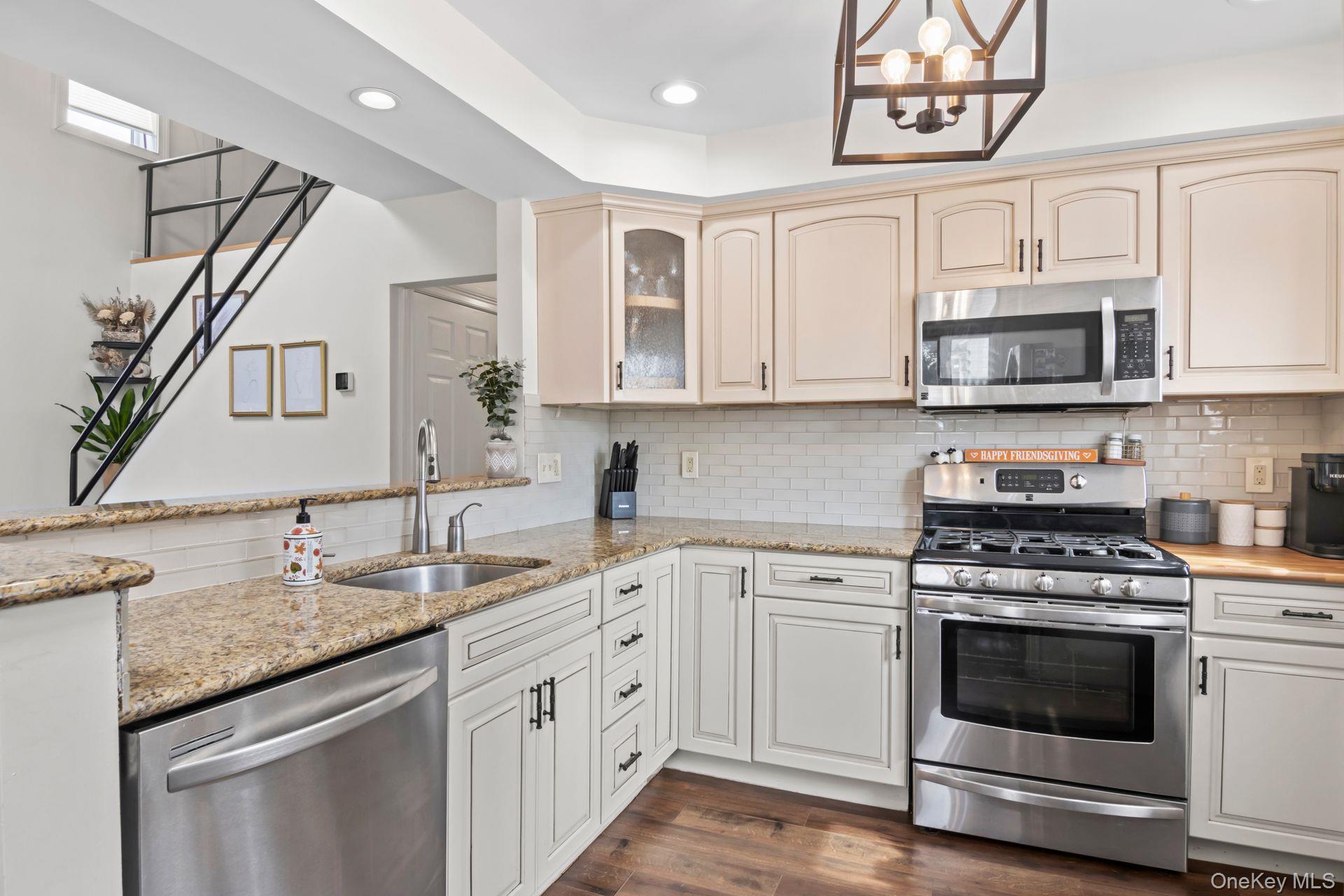 #16 photo, 63 Division Avenue, سوفولك Blue Point , NY 11715