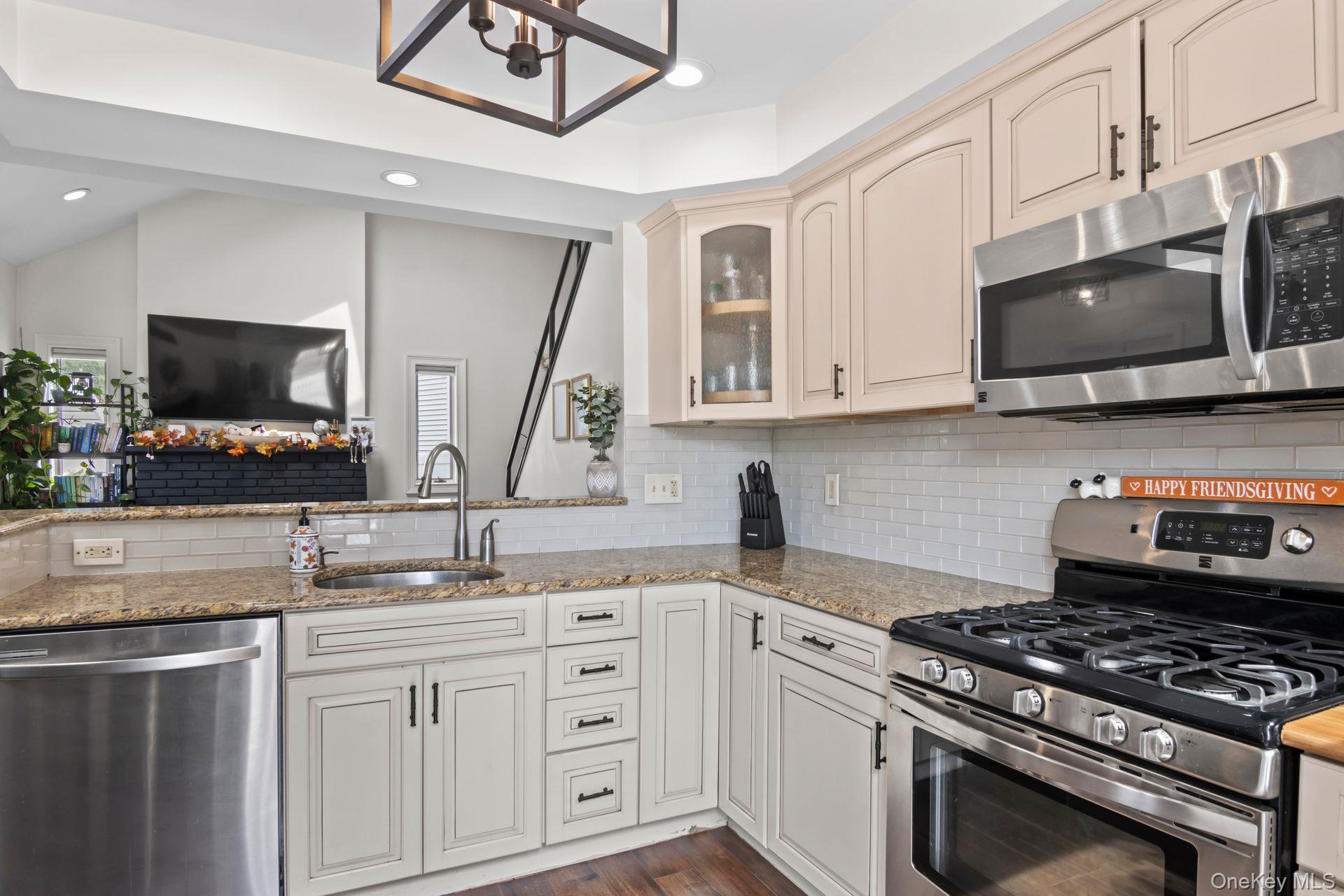 #17 photo, 63 Division Avenue, سوفولك Blue Point , NY 11715