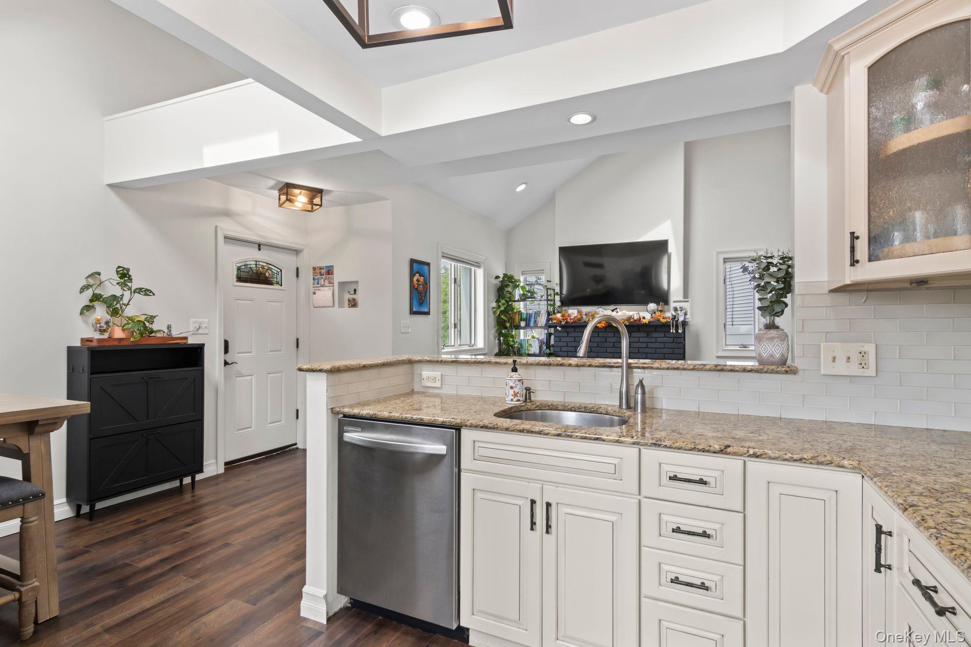 #18 photo, 63 Division Avenue, سوفولك Blue Point , NY 11715