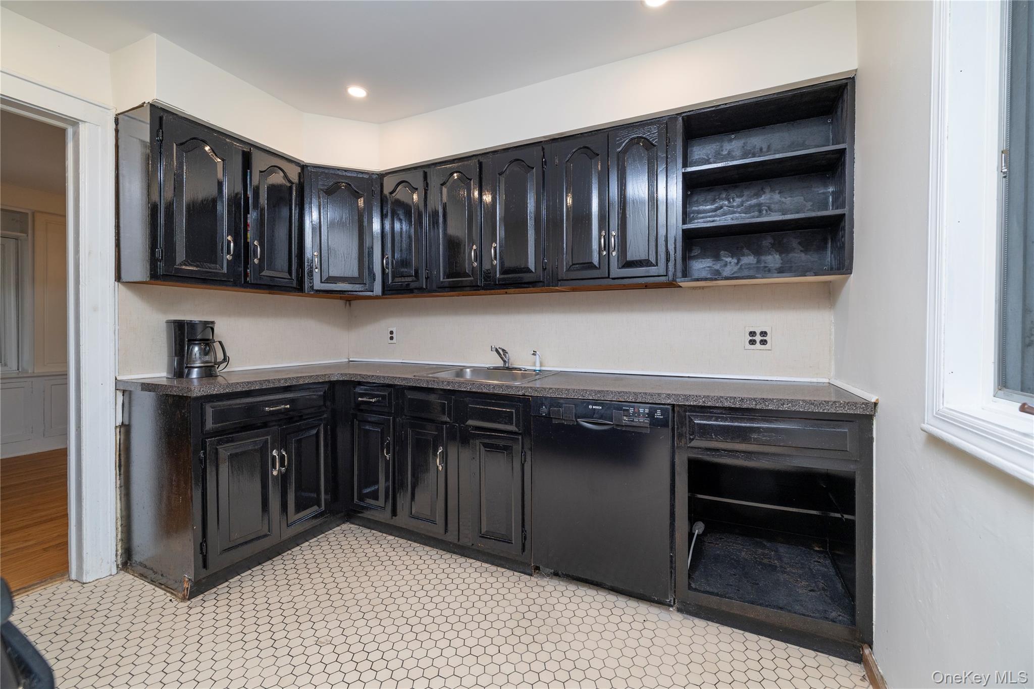 #10 photo, 136 Scarcliffe Drive, Malverne , NY 11565