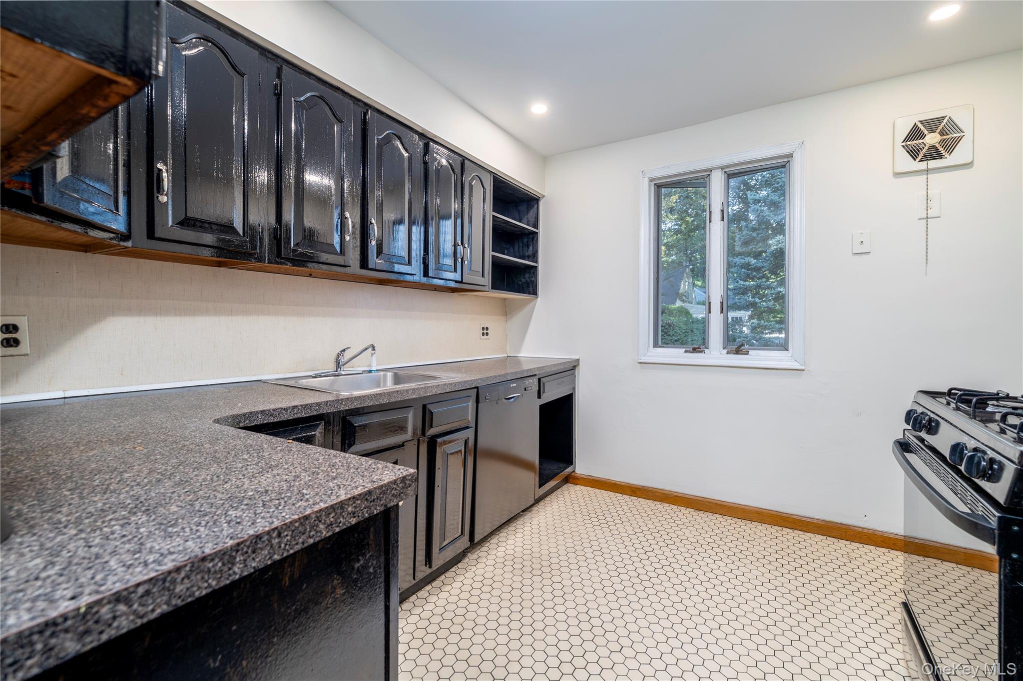 #11 photo, 136 Scarcliffe Drive, Malverne , NY 11565