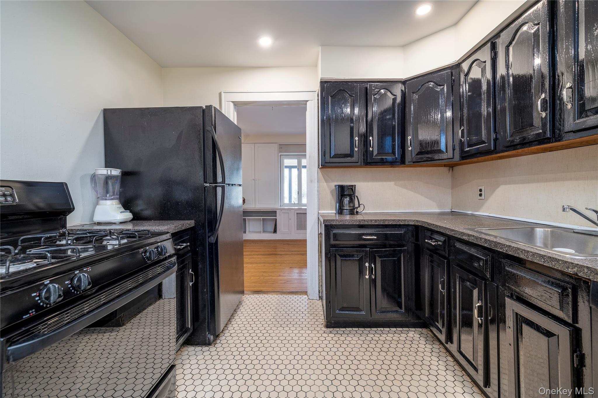 #9 photo, 136 Scarcliffe Drive, Malverne , NY 11565