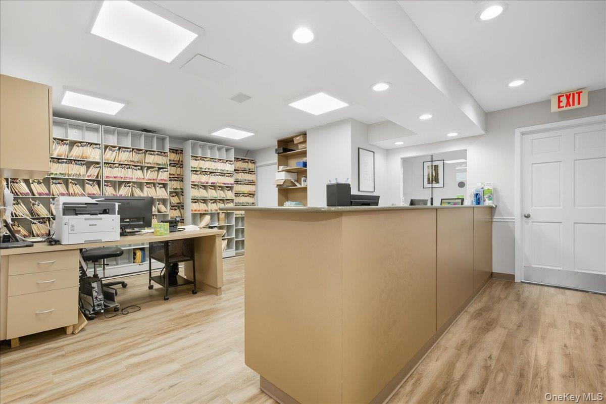 #10 photo, 21 Division Avenue, ナッソー郡 Levittown , NY 11756