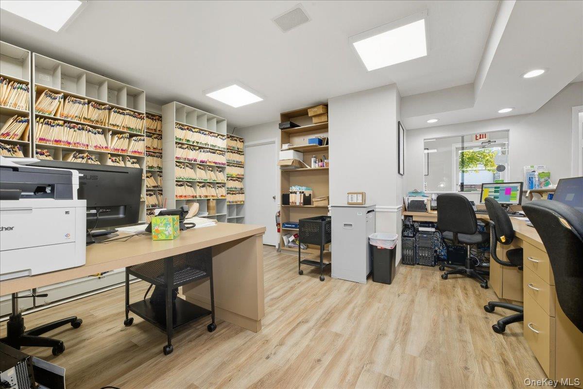 #11 photo, 21 Division Avenue, ナッソー郡 Levittown , NY 11756