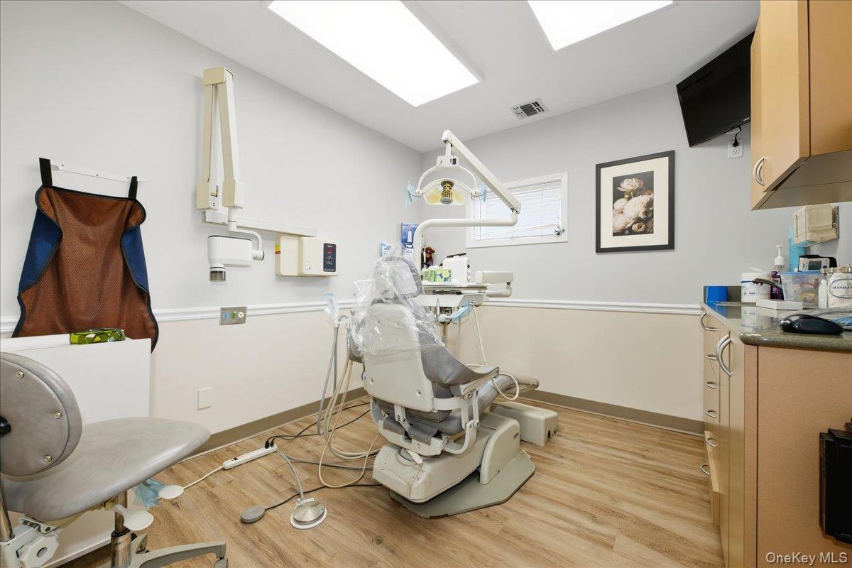 #13 photo, 21 Division Avenue, ナッソー郡 Levittown , NY 11756