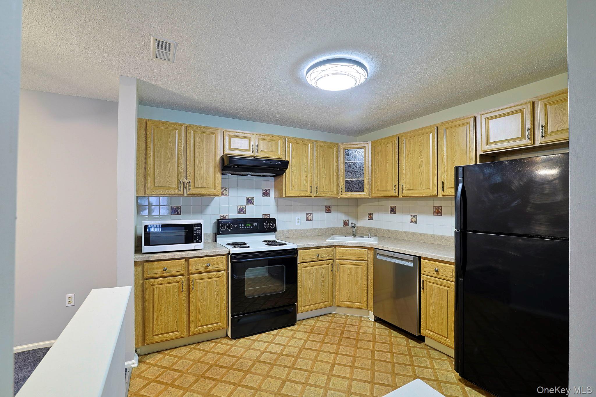 #4 photo, 106 Cartwheel Court, Washingtonville , NY 10992