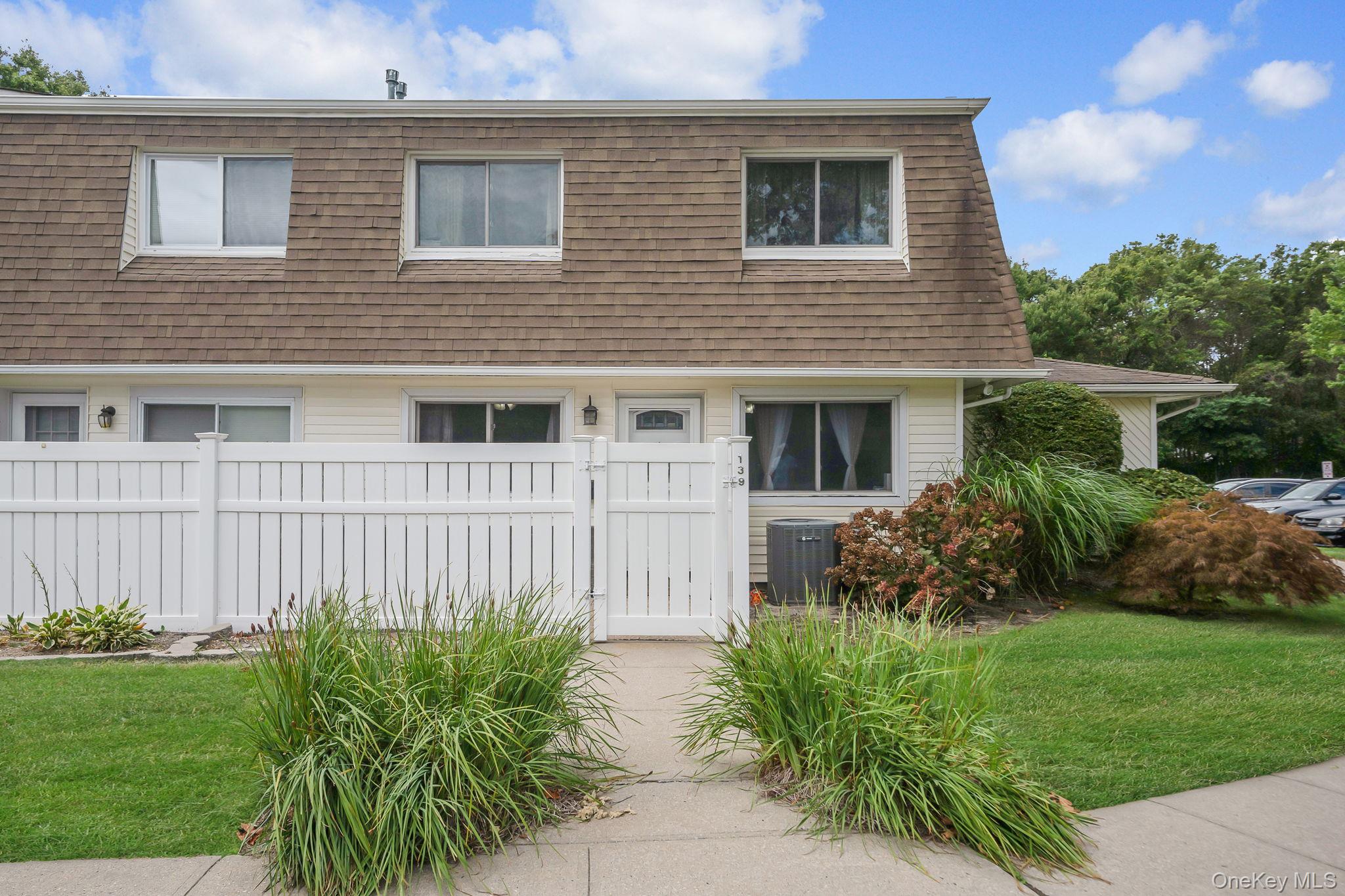 #1 photo, 139 Storm Drive, 东长岛 Holtsville , NY 11742