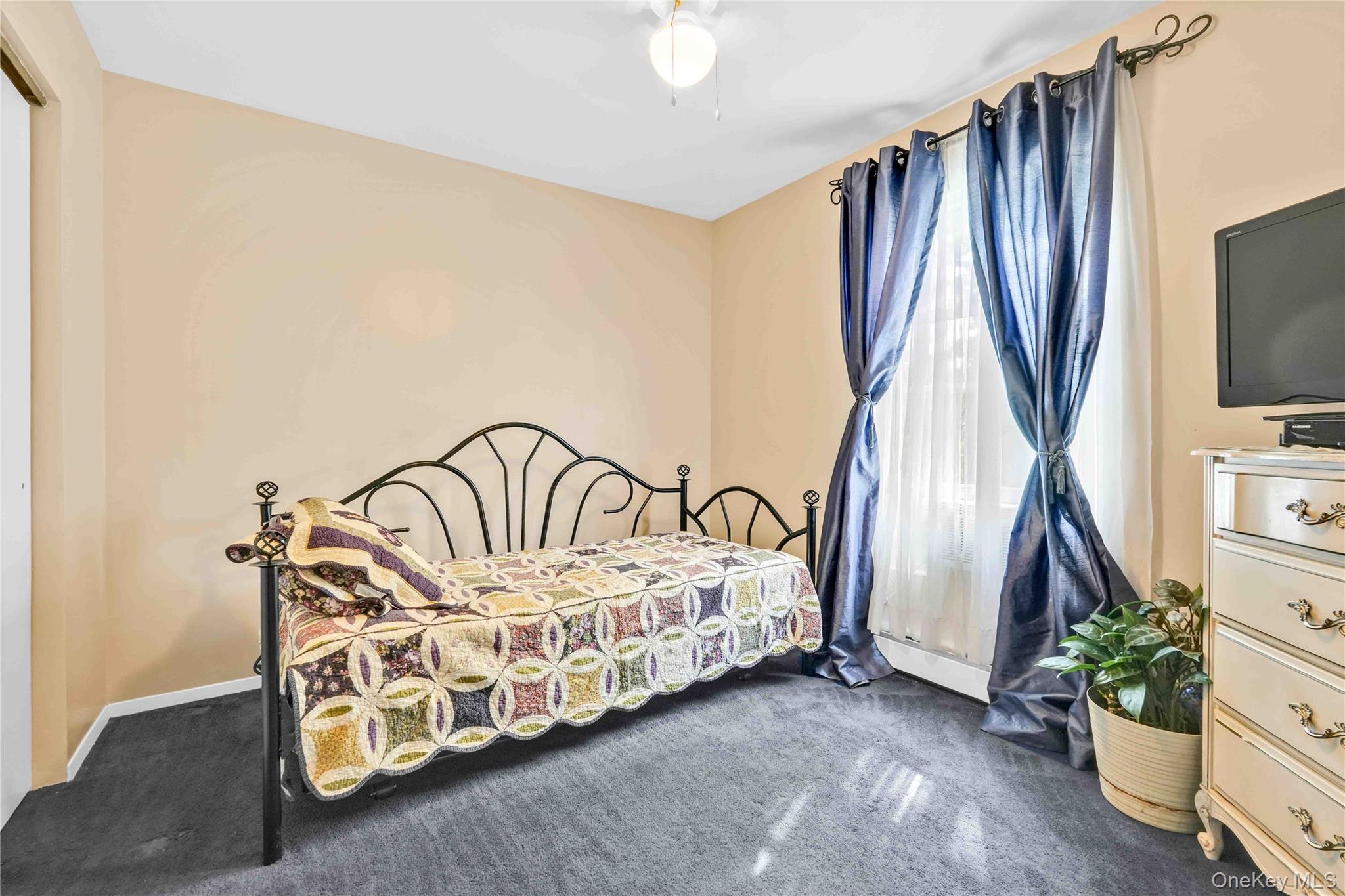 #12 photo, 402 Clinton Avenue, Rockville Centre , NY 11570