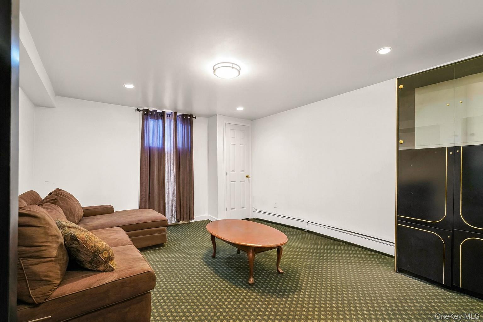 #20 photo, 402 Clinton Avenue, Rockville Centre , NY 11570