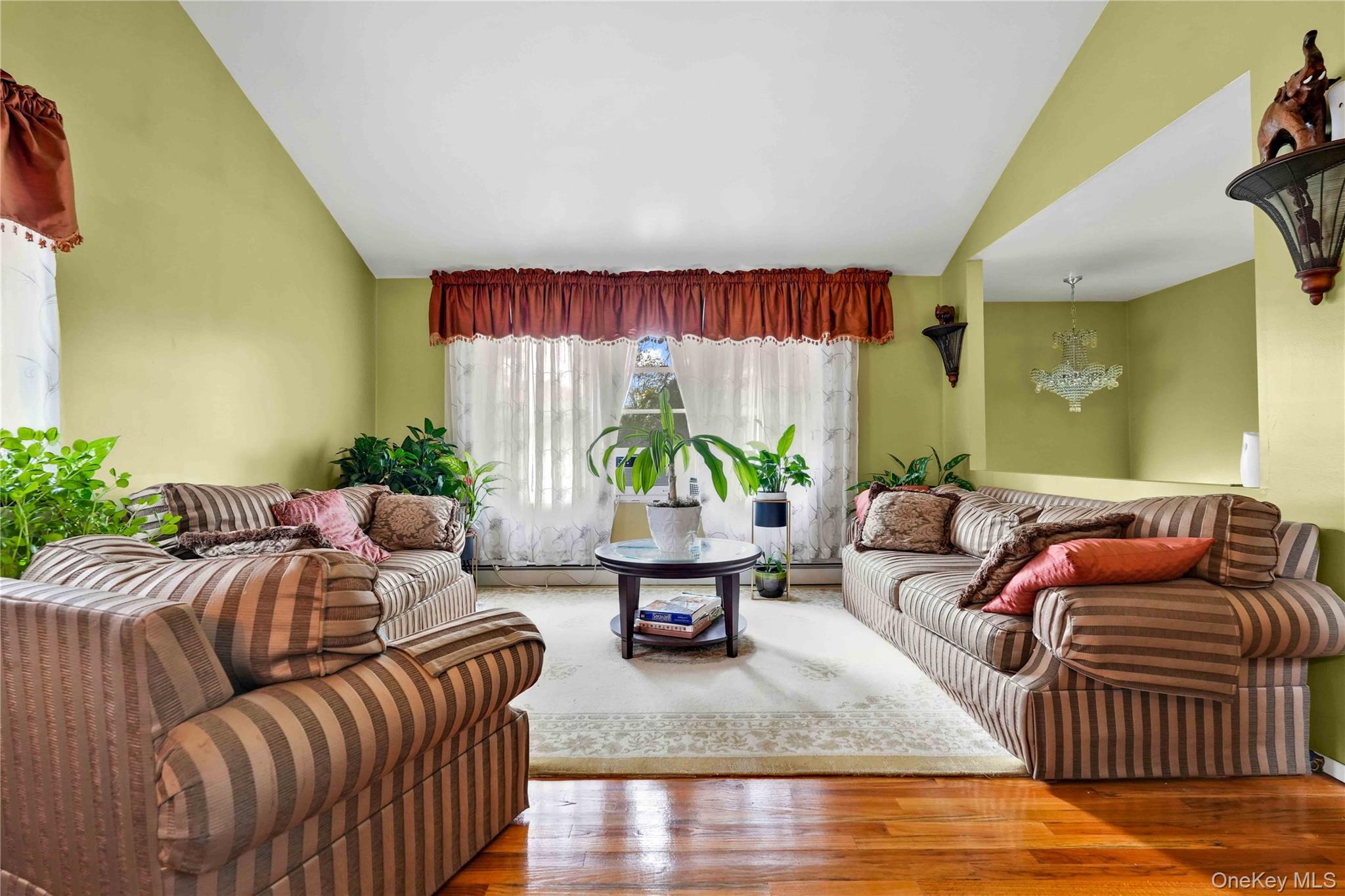 #4 photo, 402 Clinton Avenue, Rockville Centre , NY 11570