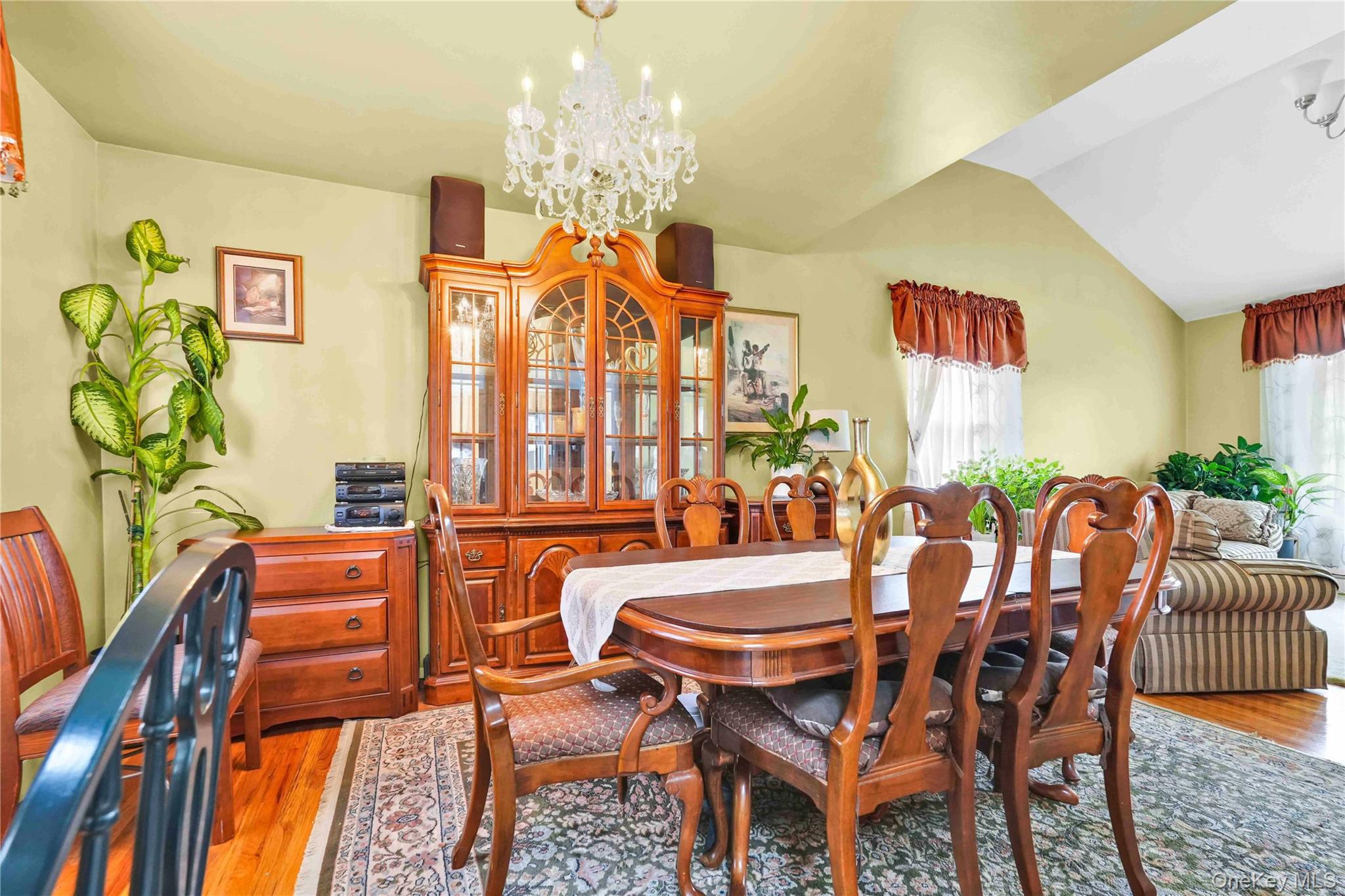 #6 photo, 402 Clinton Avenue, Rockville Centre , NY 11570