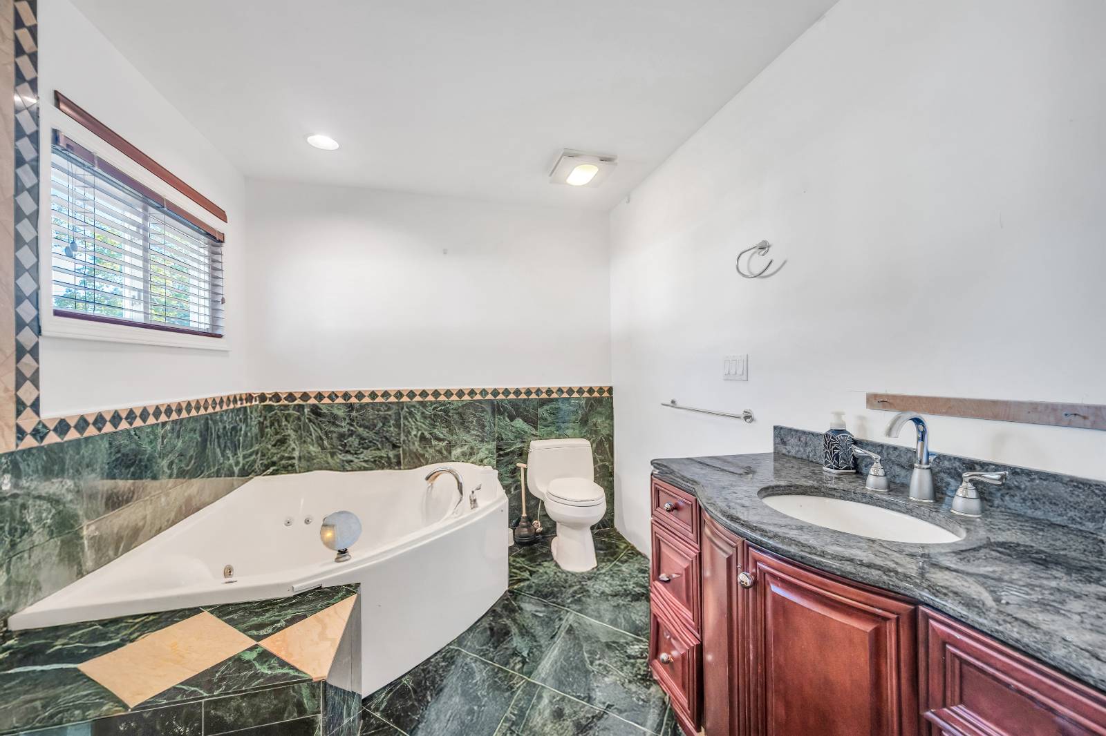 #13 photo, 6 Regal Lane, Levittown , NY 11756