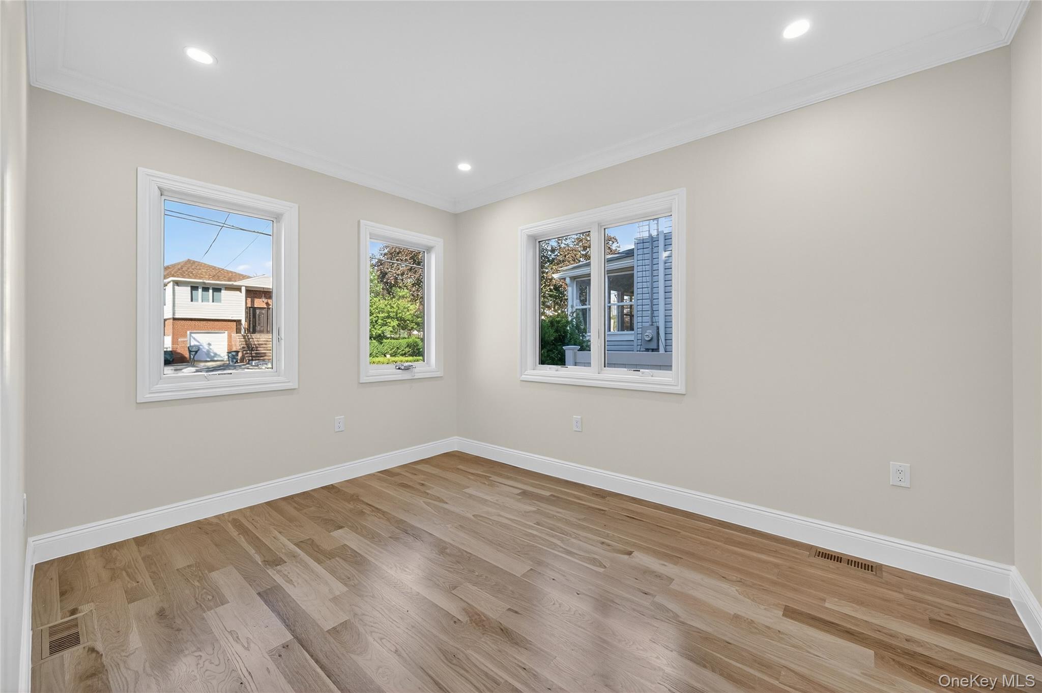 #12 photo, 80 Clapham Avenue, नासाउ काउंटी Manhasset , NY 11030