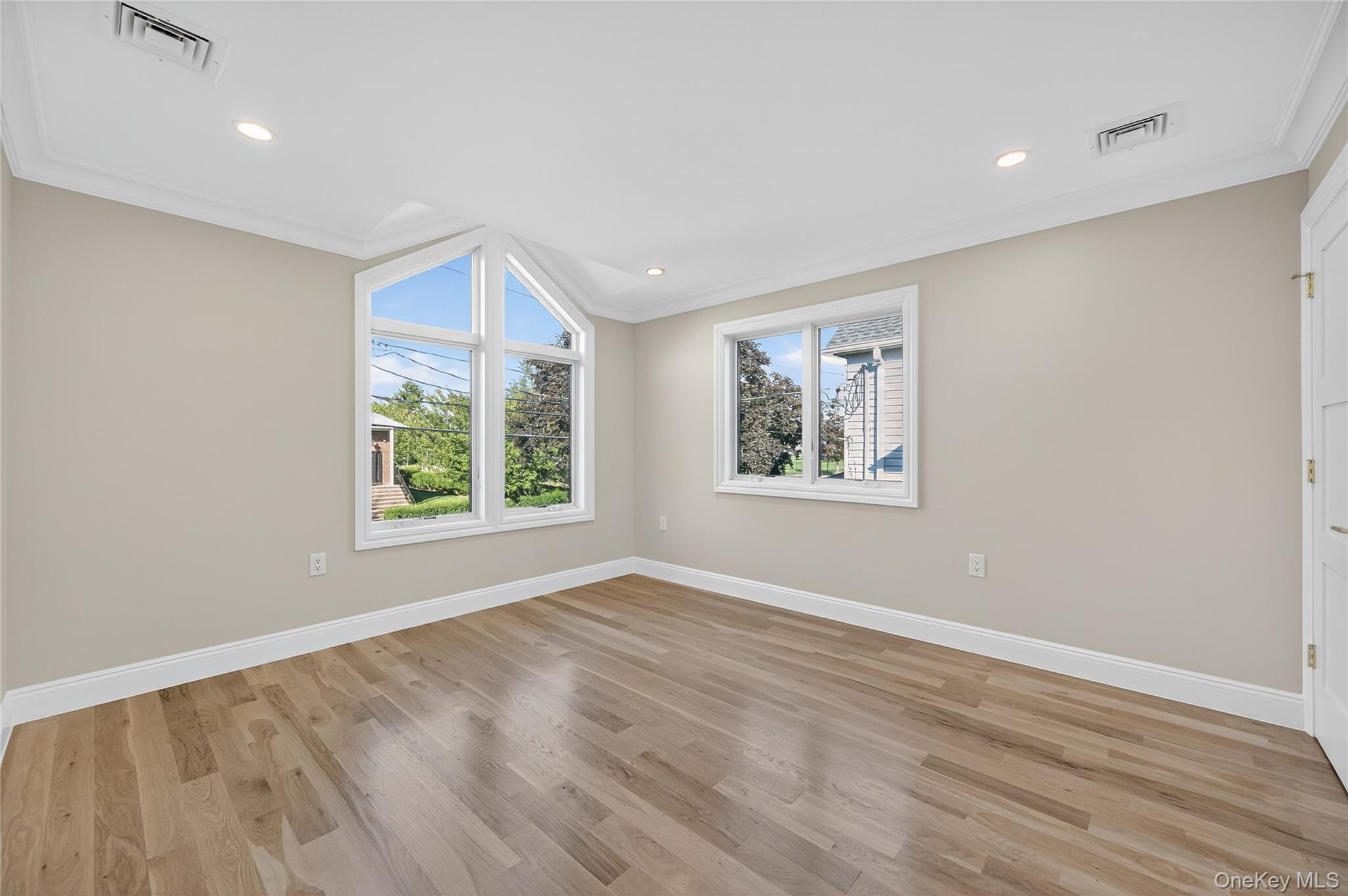 #18 photo, 80 Clapham Avenue, नासाउ काउंटी Manhasset , NY 11030