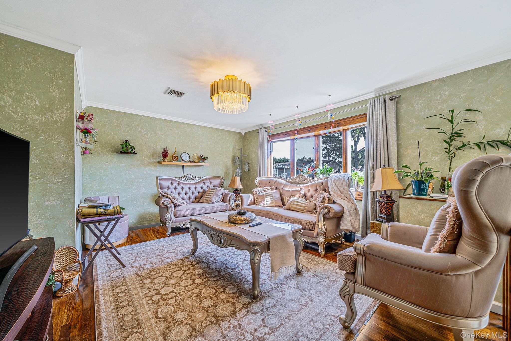 #8 photo, 1 Winthrop Street, Islip , NY 11751