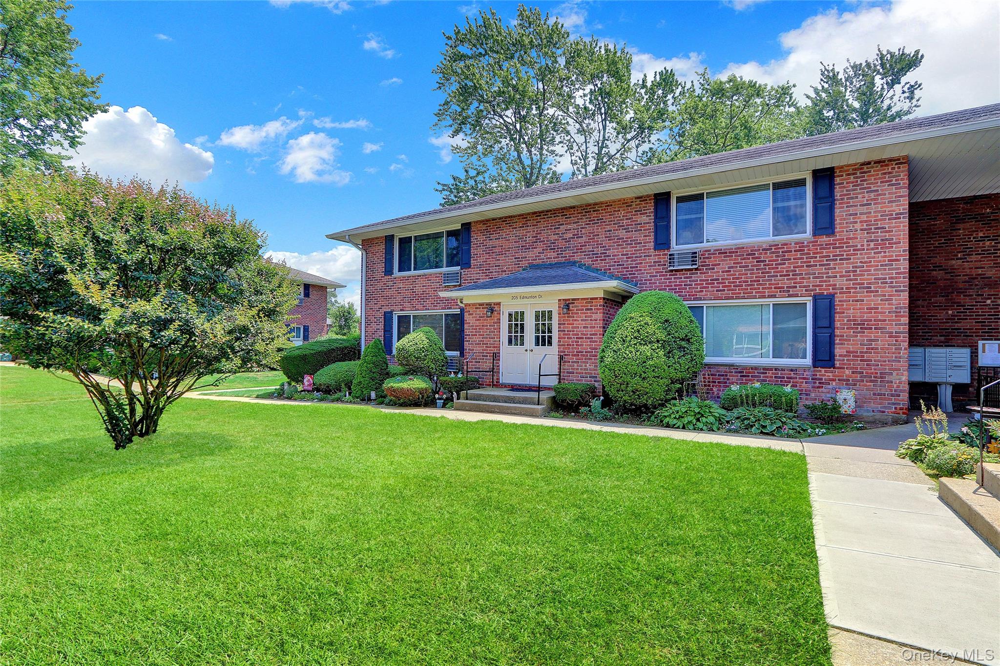 #1 photo, 205 Edmunton Drive, サフォーク郡 North Babylon , NY 11703