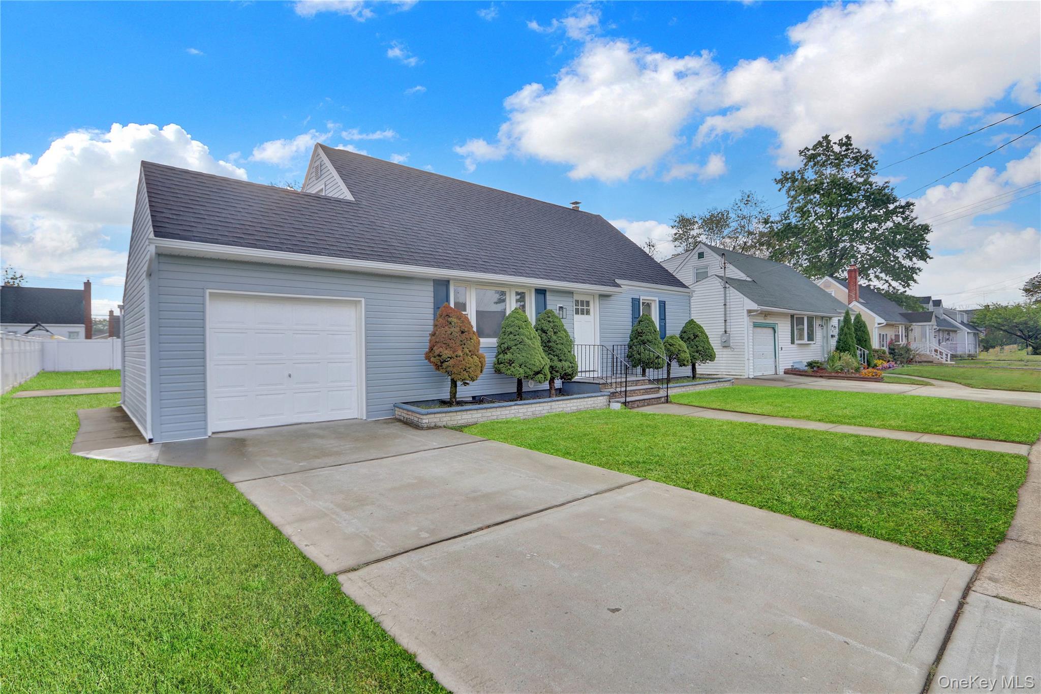 #2 photo, 15 Cornwall Lane, Hicksville , NY 11801