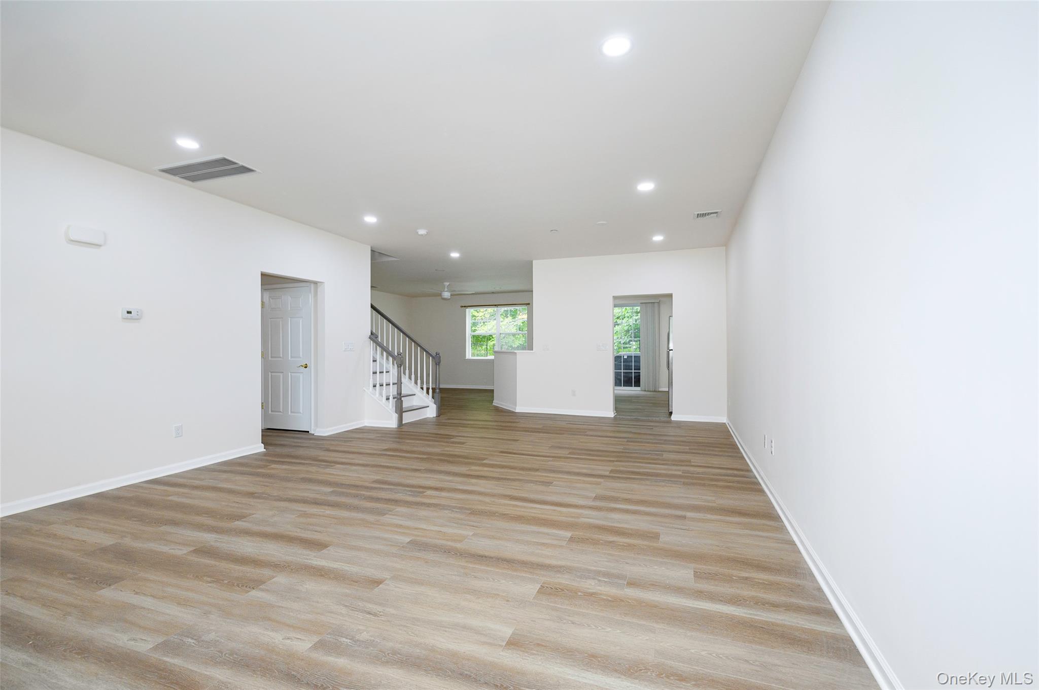 #4 photo, 32 Halley Court, Poughkeepsie , NY 12601