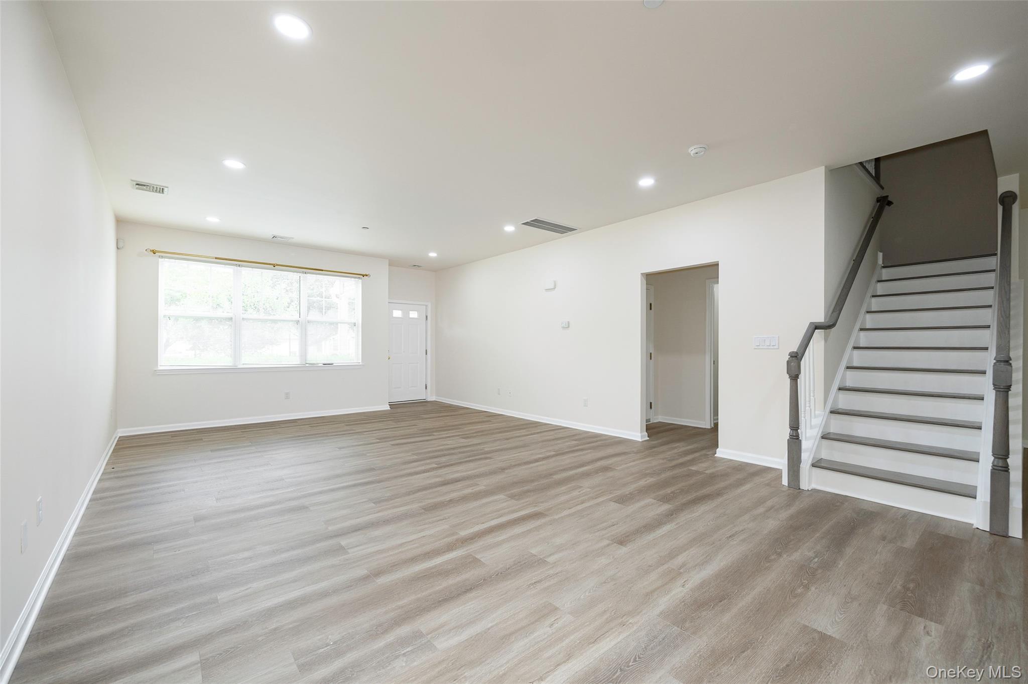 #6 photo, 32 Halley Court, Poughkeepsie , NY 12601