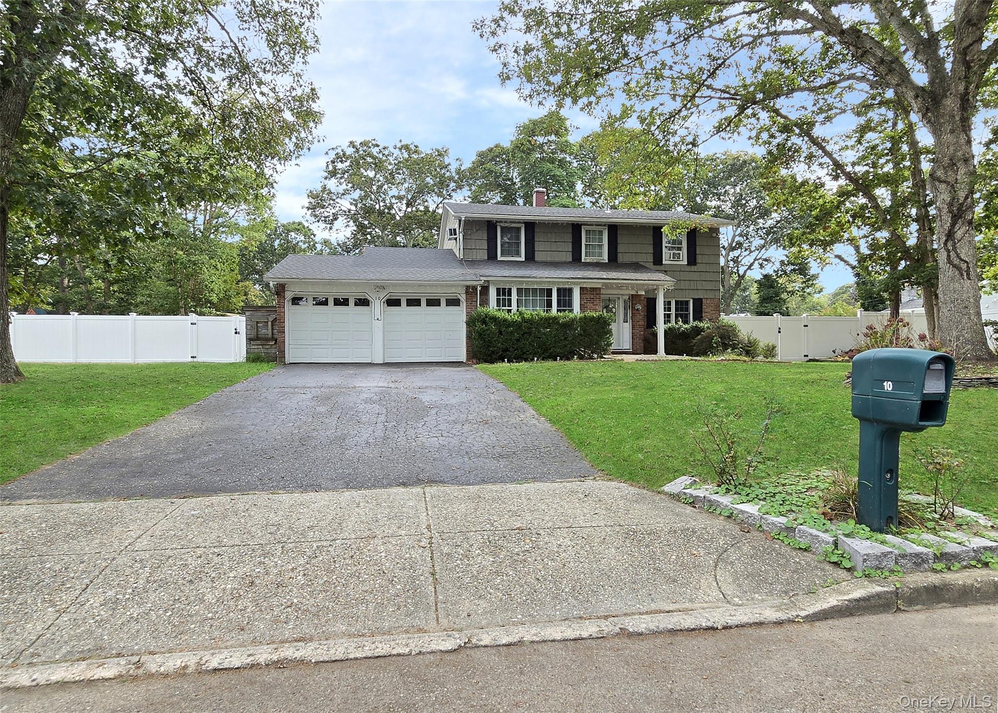 #1 photo, 10 Hyde Lane, Coram , NY 11727