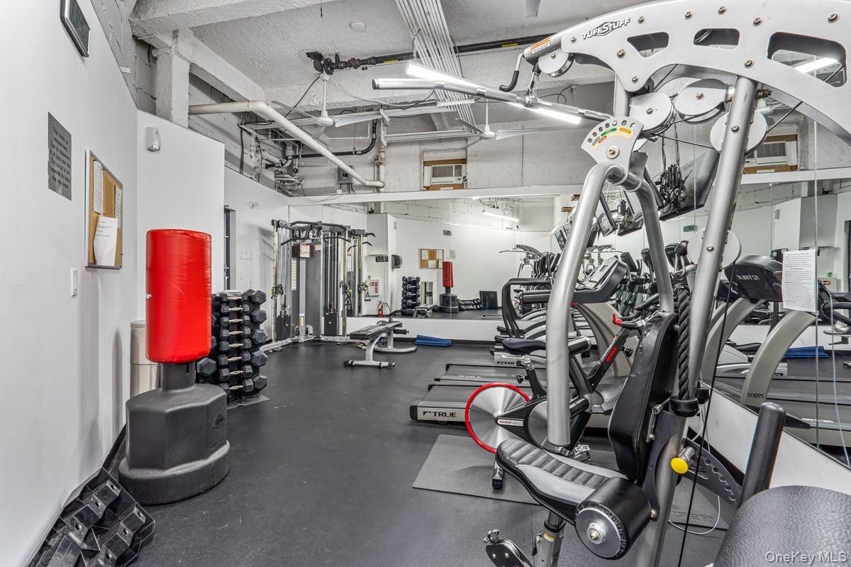 #15 photo, 69-40 Yellowstone Boulevard, फॉरेस्ट हिल्स Forest Hills , NY 11375