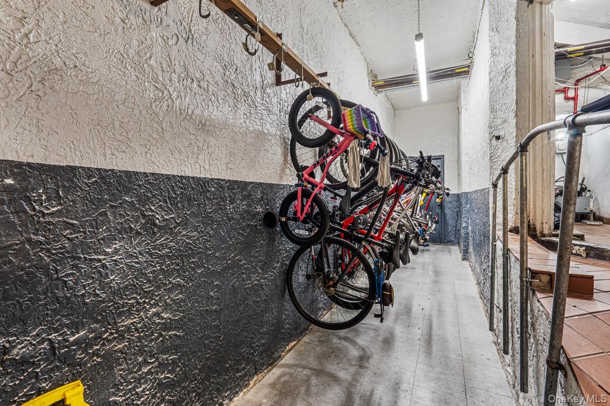 #16 photo, 69-40 Yellowstone Boulevard, फॉरेस्ट हिल्स Forest Hills , NY 11375