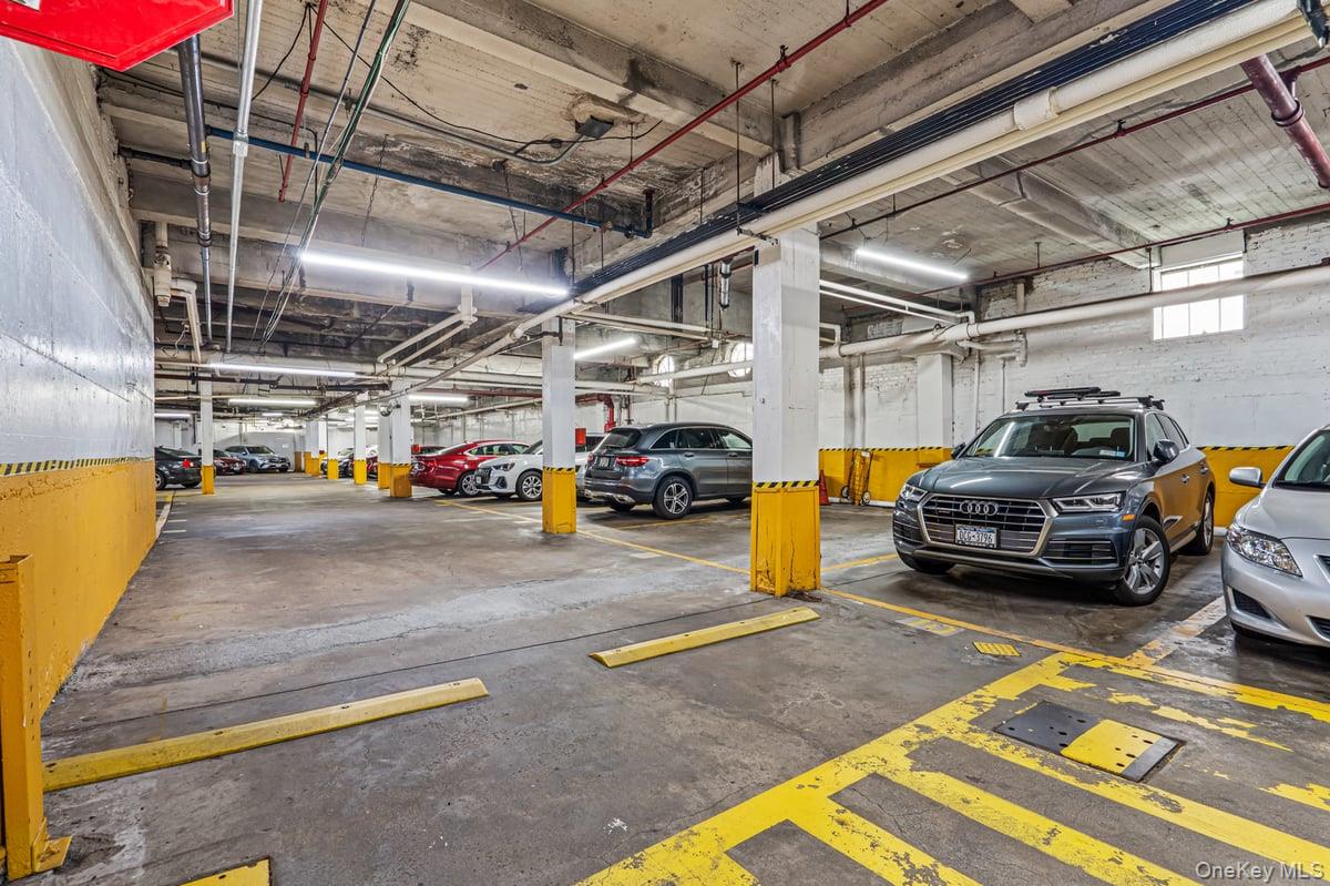 #17 photo, 69-40 Yellowstone Boulevard, फॉरेस्ट हिल्स Forest Hills , NY 11375