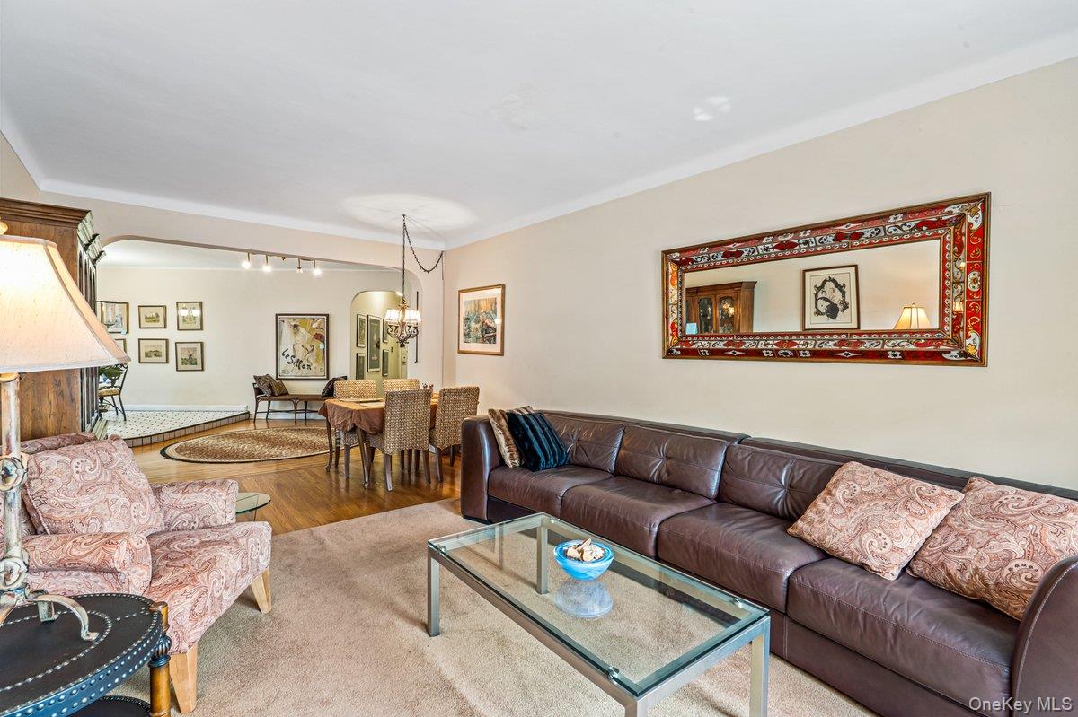 #3 photo, 69-40 Yellowstone Boulevard, फॉरेस्ट हिल्स Forest Hills , NY 11375