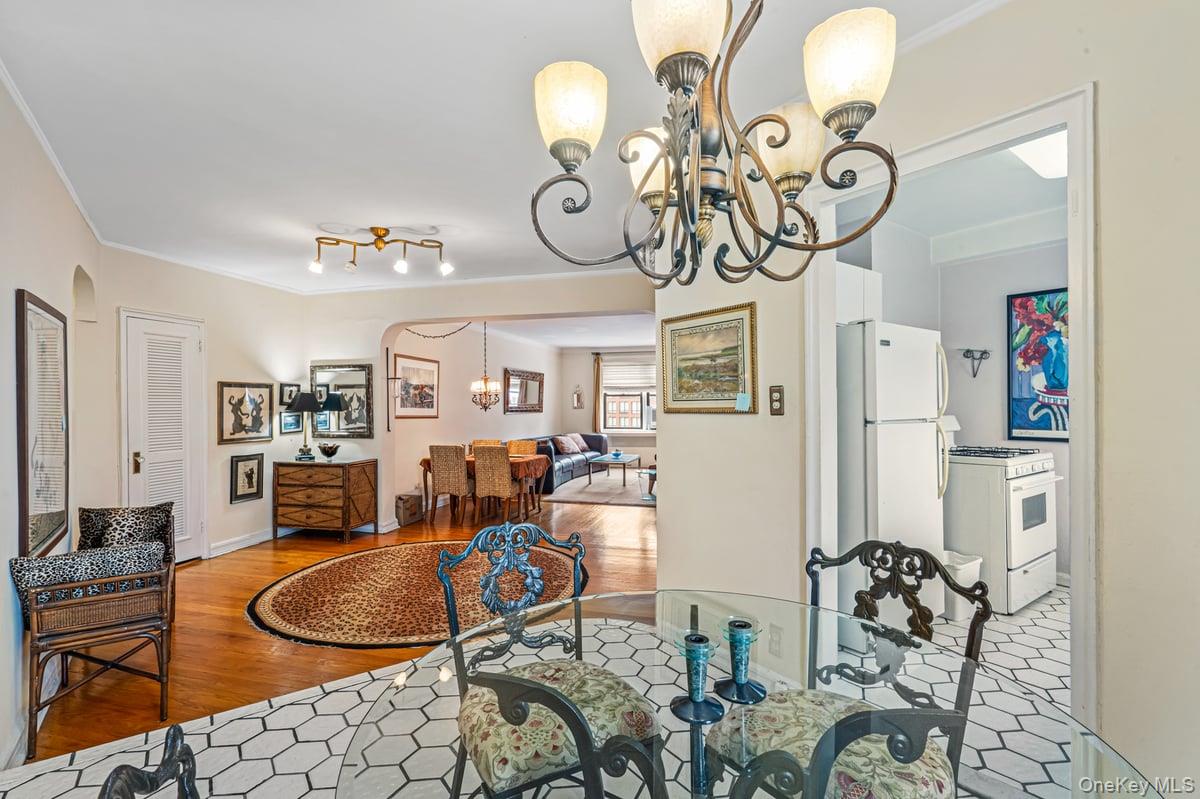 #7 photo, 69-40 Yellowstone Boulevard, फॉरेस्ट हिल्स Forest Hills , NY 11375