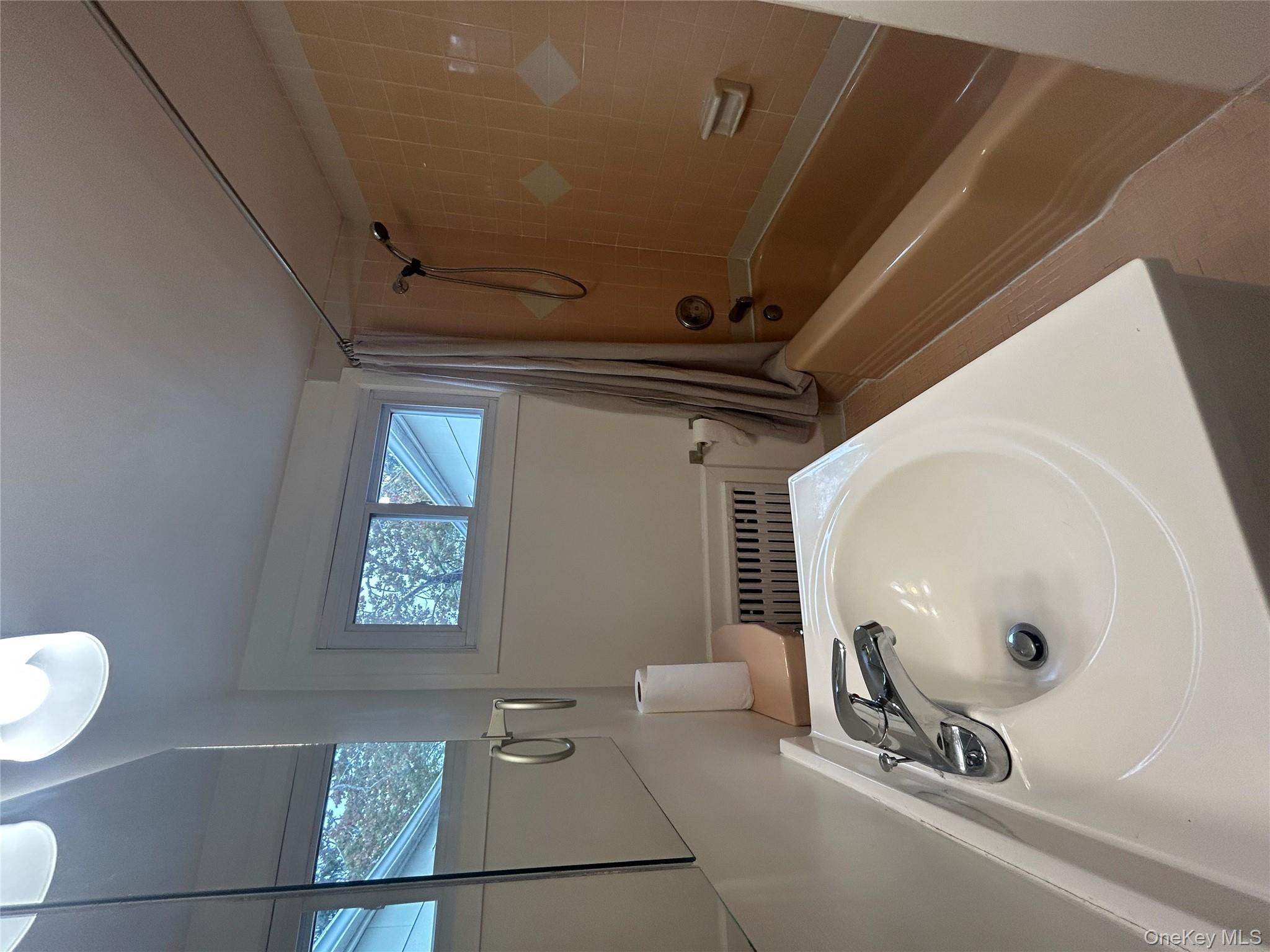 #12 photo, 90 Reade Avenue, Lindenhurst , NY 11757