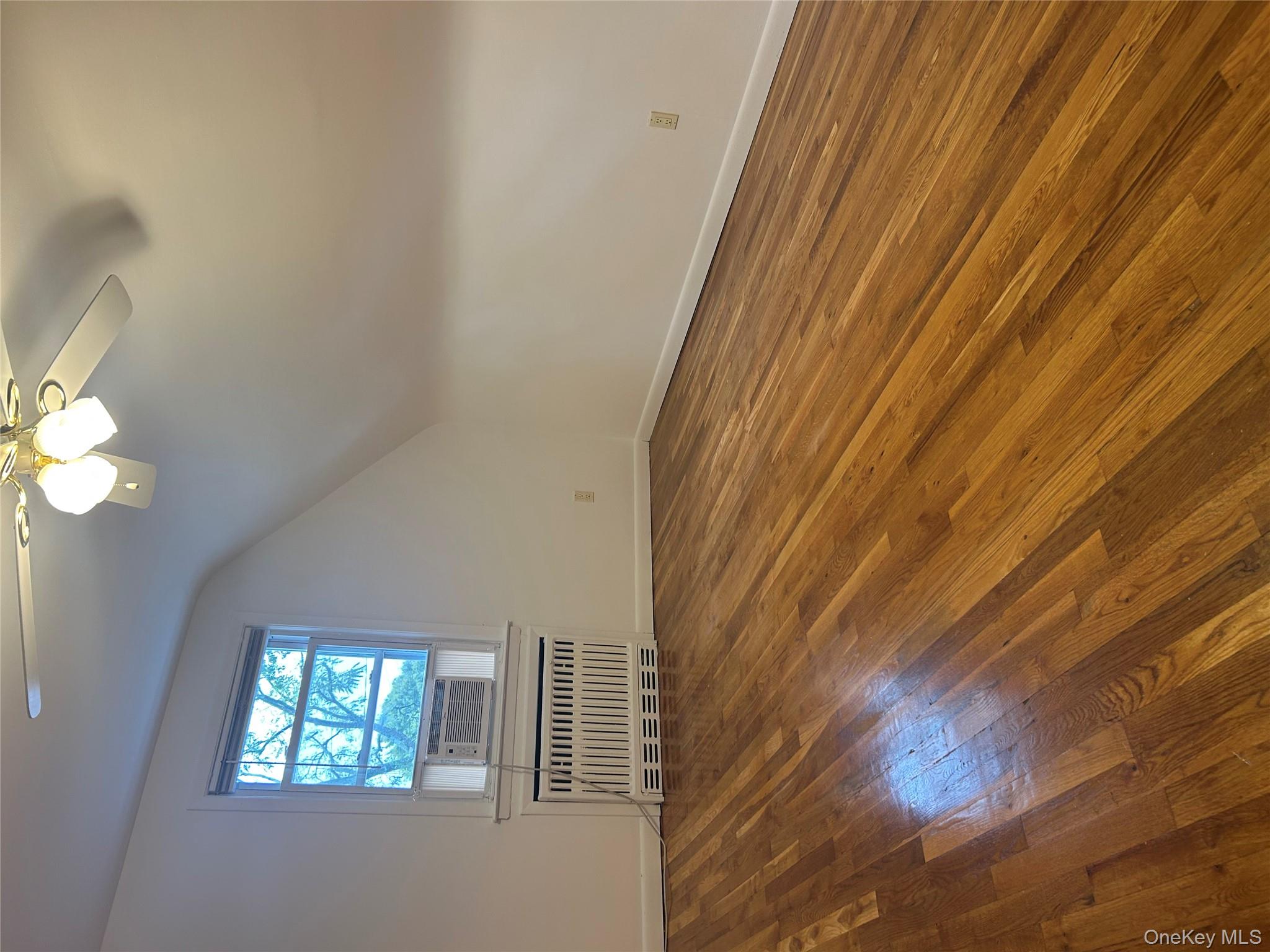 #7 photo, 90 Reade Avenue, Lindenhurst , NY 11757