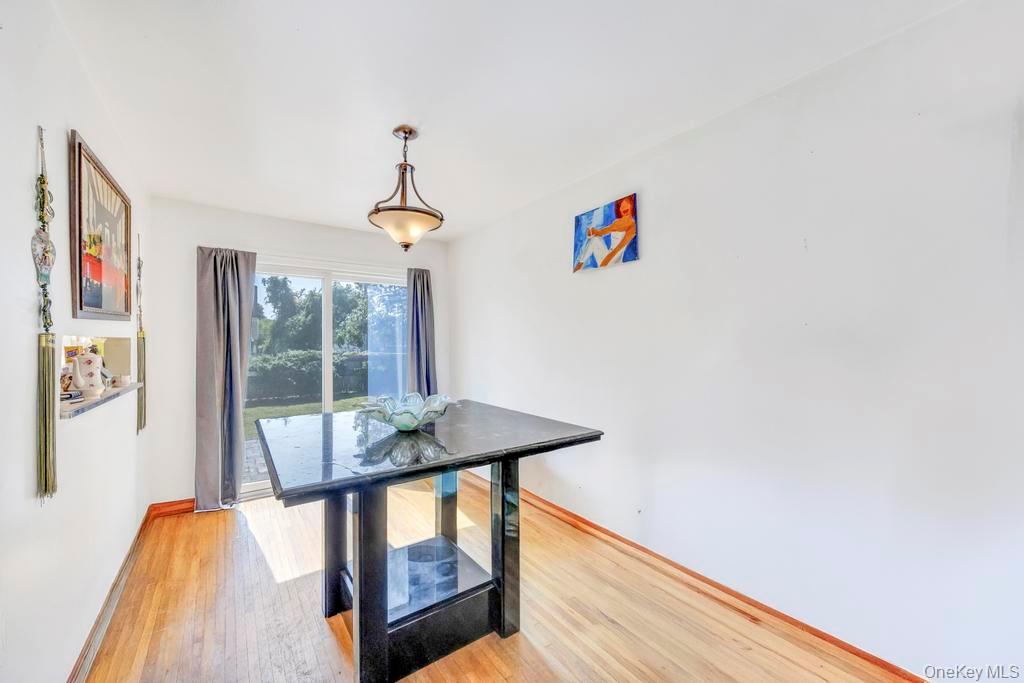 #10 photo, 529 Clinton Avenue, Rockville Centre , NY 11570