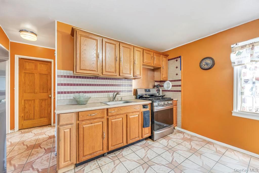 #12 photo, 529 Clinton Avenue, Rockville Centre , NY 11570