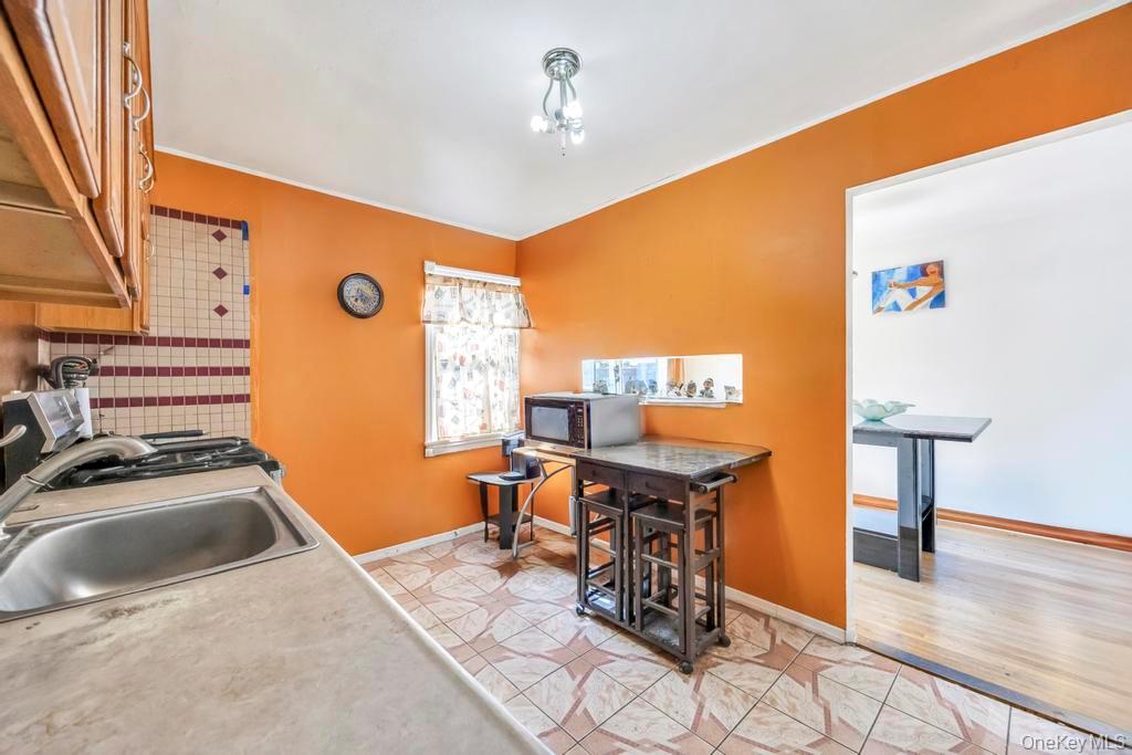 #13 photo, 529 Clinton Avenue, Rockville Centre , NY 11570