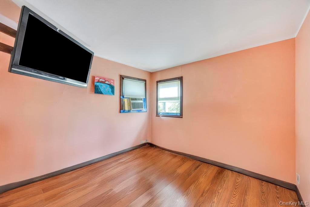 #18 photo, 529 Clinton Avenue, Rockville Centre , NY 11570