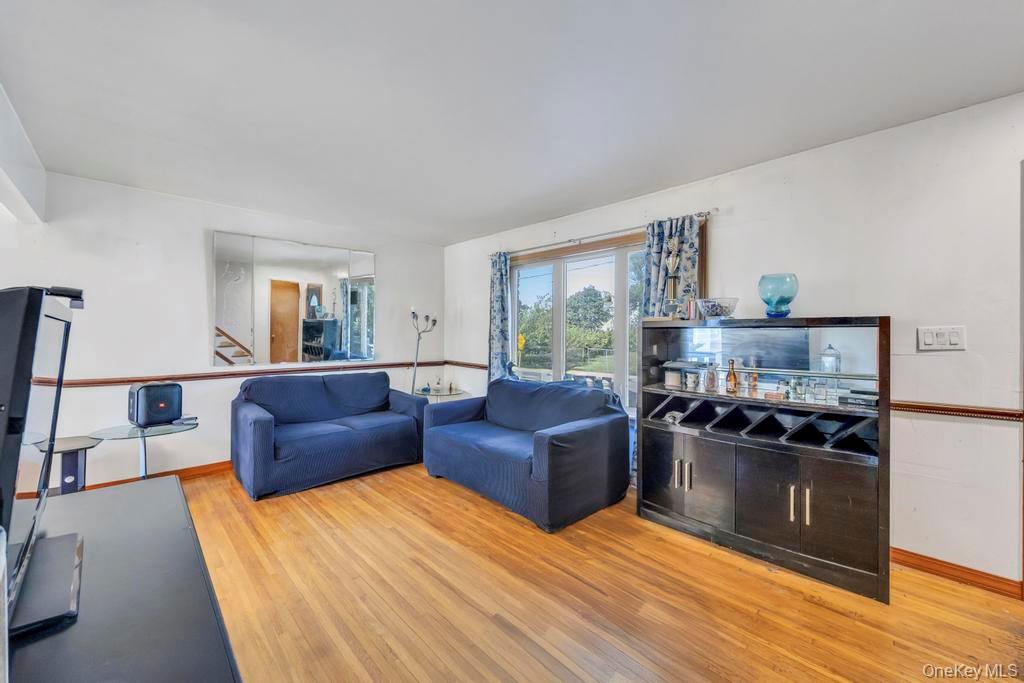 #6 photo, 529 Clinton Avenue, Rockville Centre , NY 11570