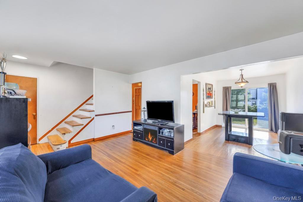 #9 photo, 529 Clinton Avenue, Rockville Centre , NY 11570