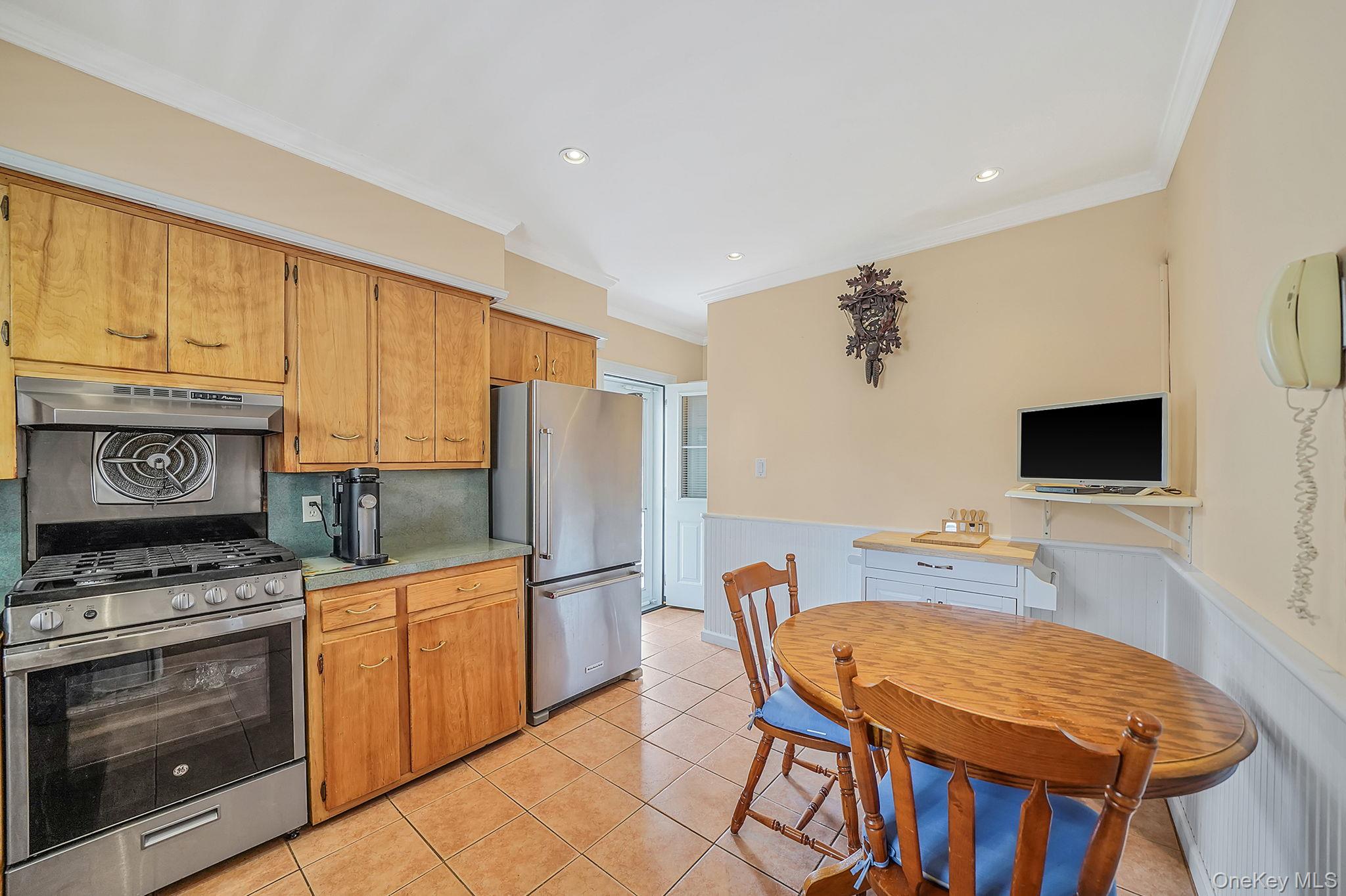 #11 photo, 256-12 87th Road, Floral Park , NY 11001