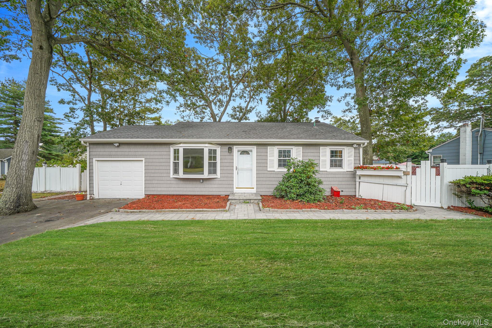 #1 photo, 20 Arlington Terrace, سوفولك Lake Grove , NY 11755