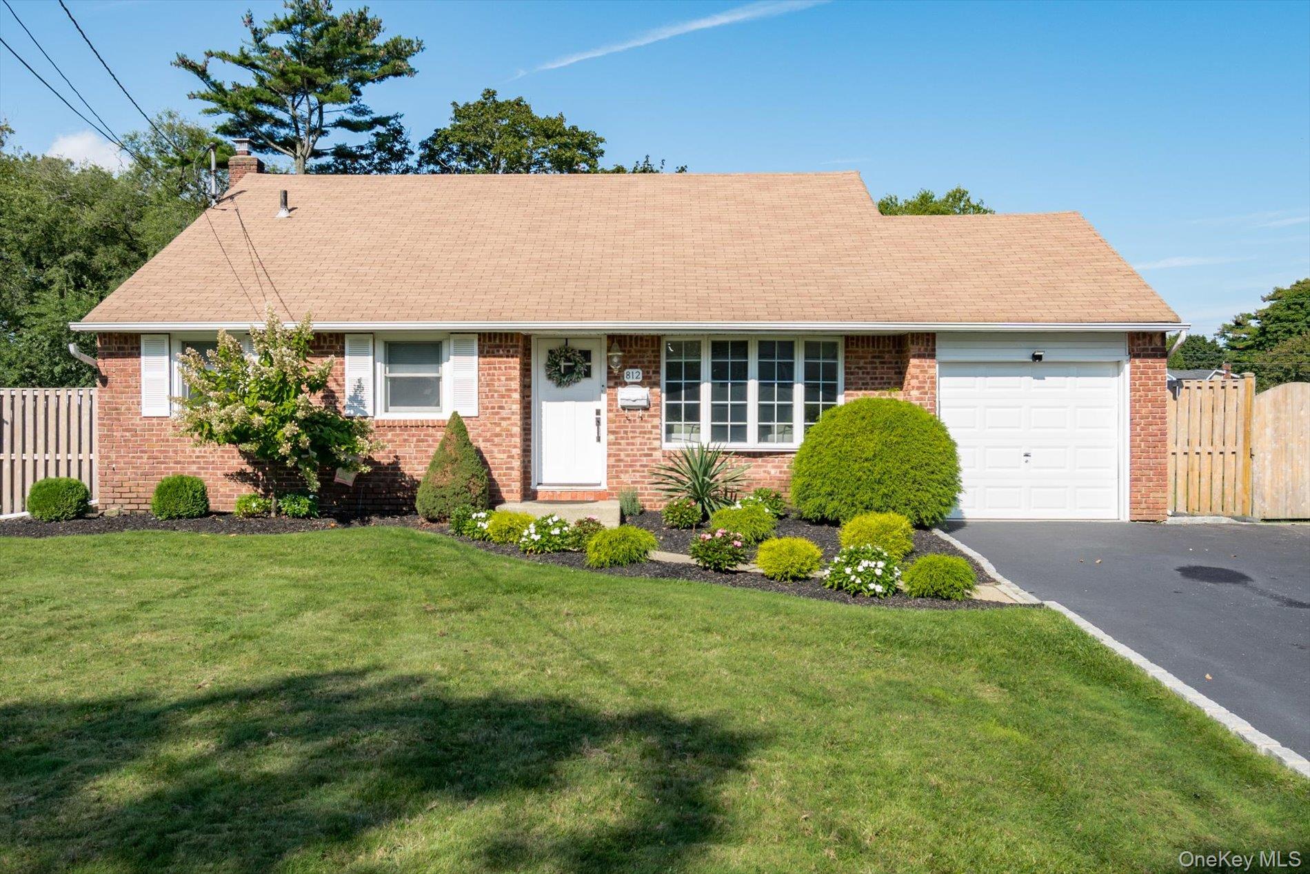 #1 photo, 812 Pine Avenue, サフォーク郡 West Islip , NY 11795