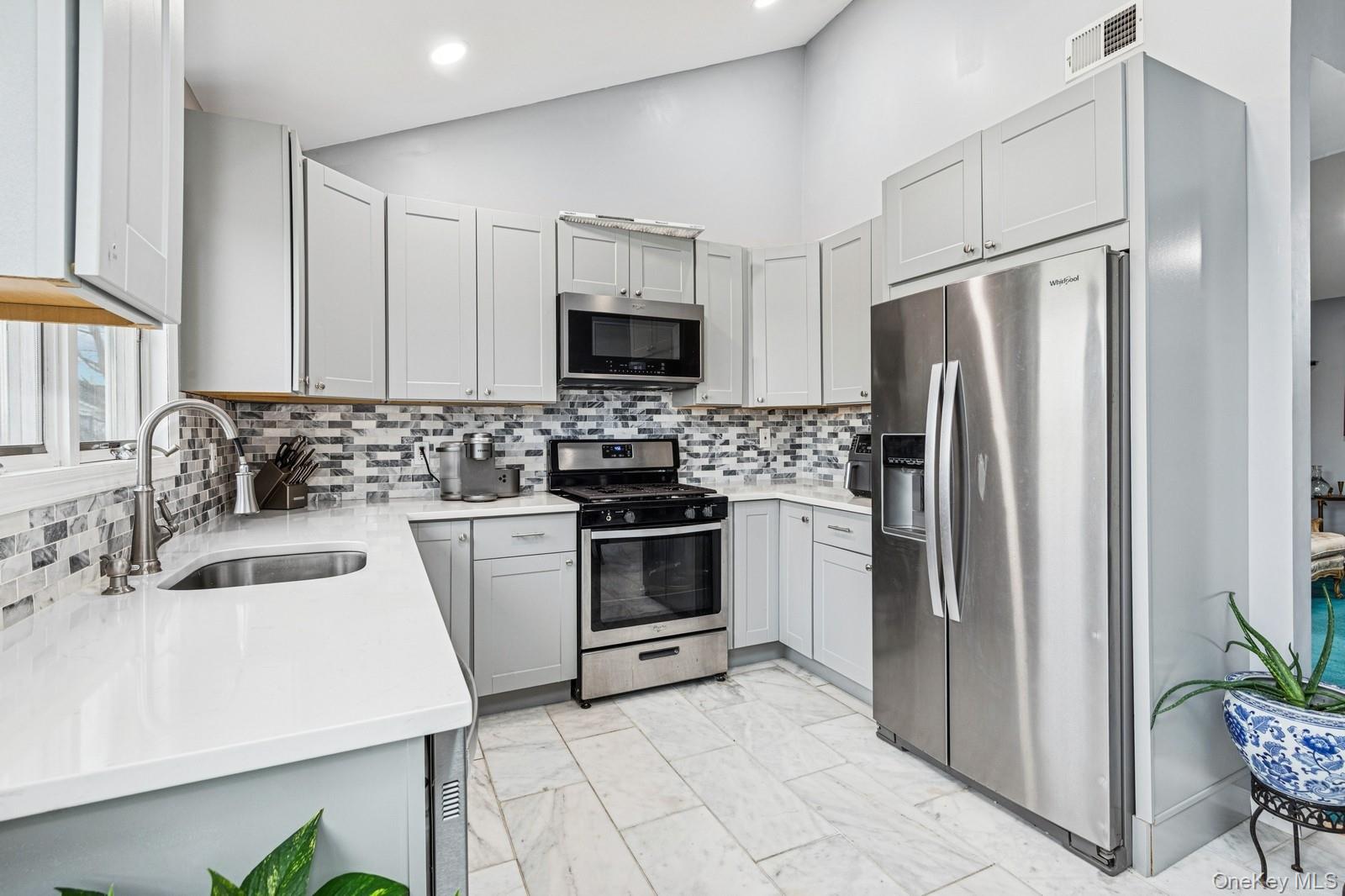 #7 photo, 204 Broadway, Massapequa Park , NY 11762