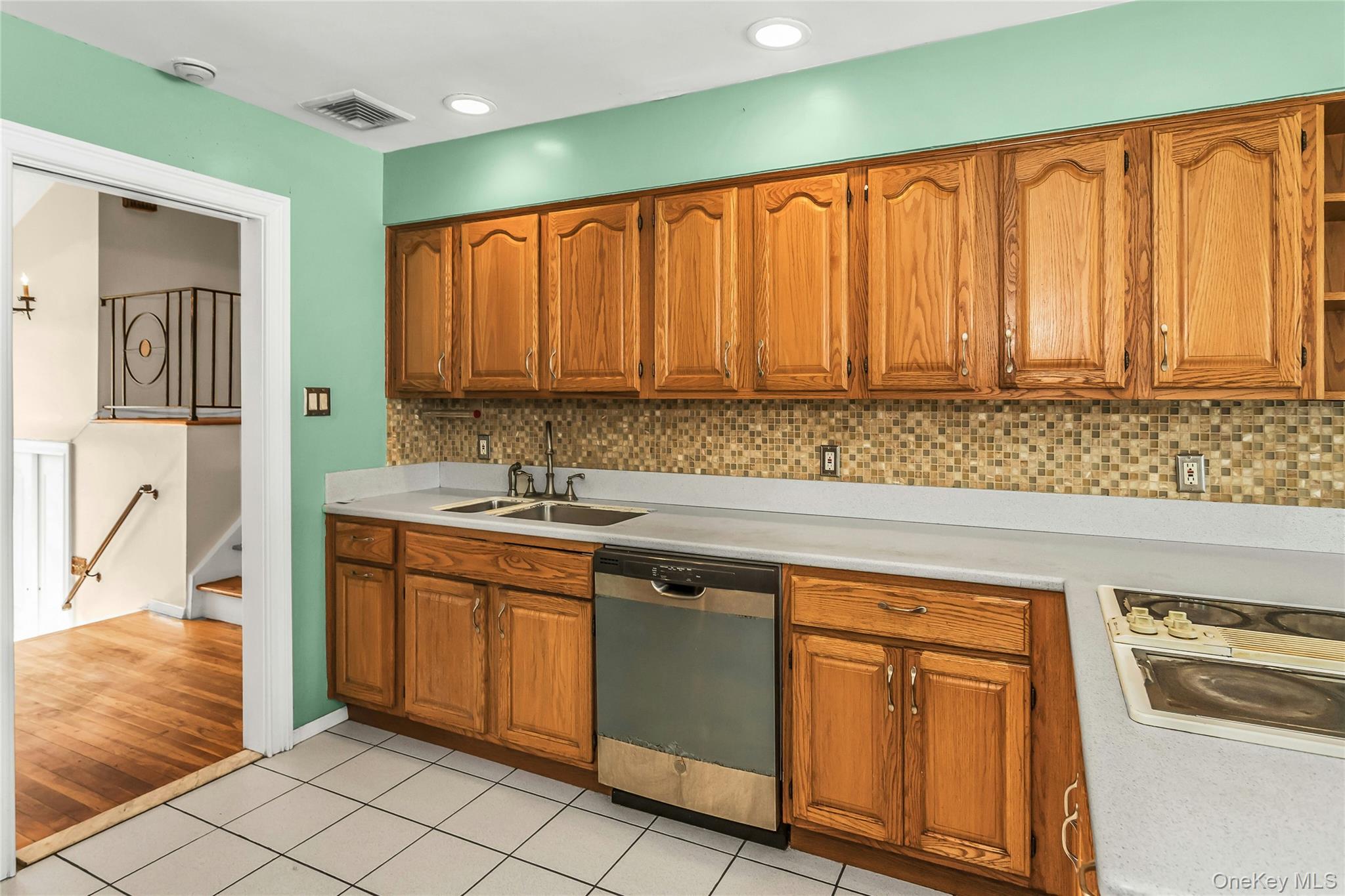 #10 photo, 708 Salisbury Park Drive, Westbury , NY 11590