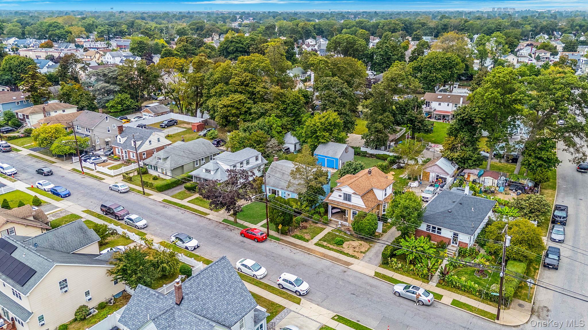 #12 photo, 89 E Clinton Avenue, 长岛 Roosevelt , NY 11575