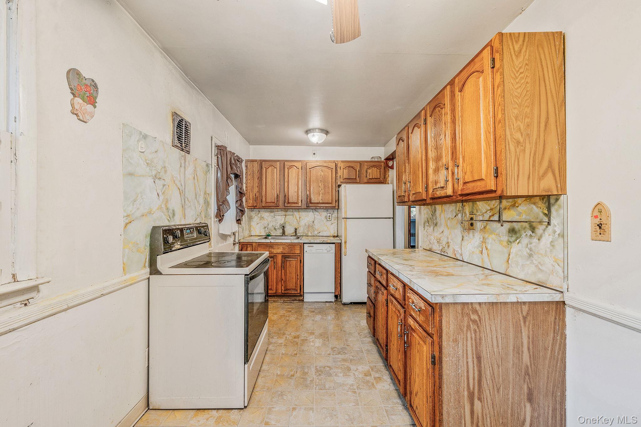 #19 photo, 89 E Clinton Avenue, 长岛 Roosevelt , NY 11575