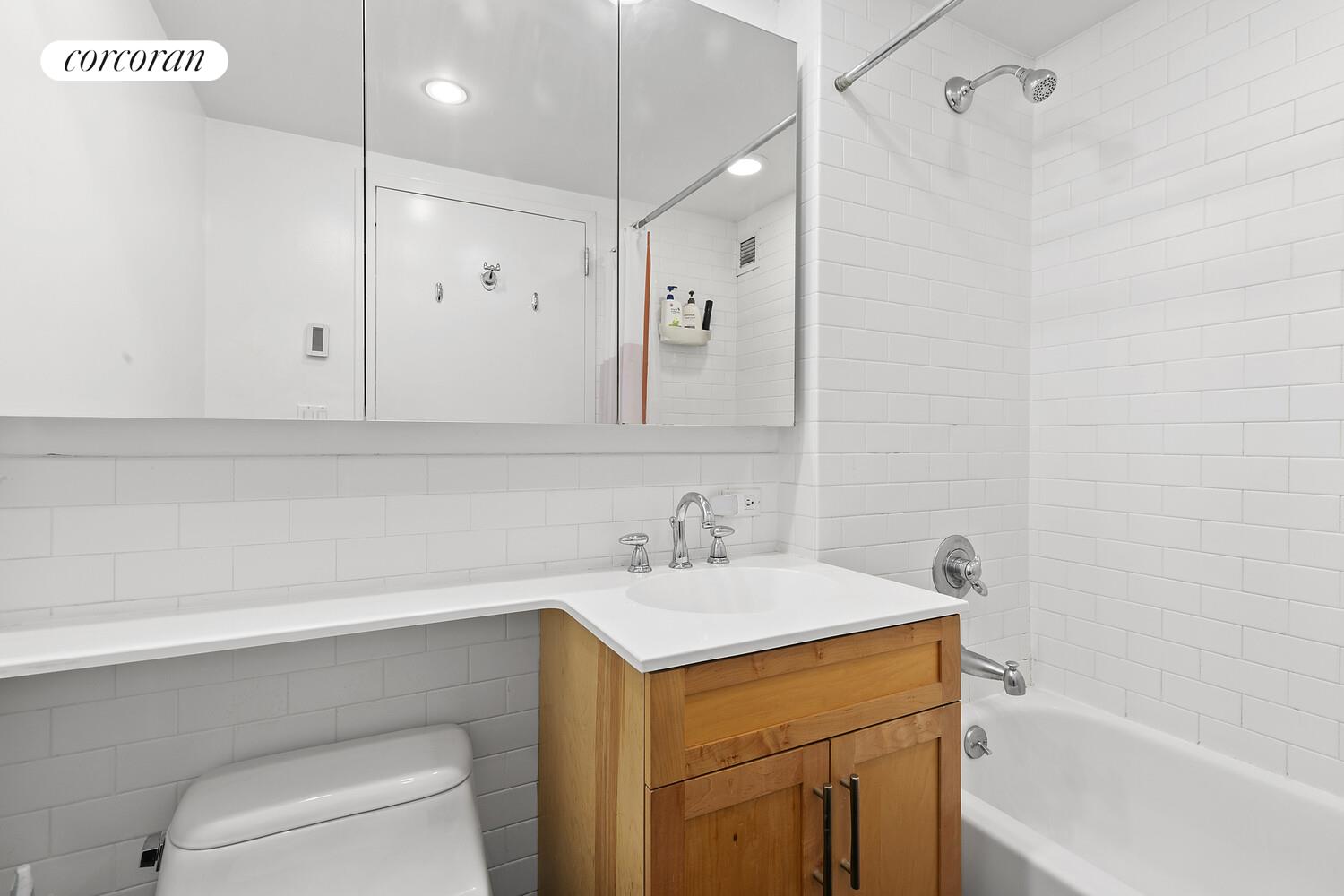 #4 photo, 516 W 47TH Street, マンハッタン Hells Kitchen , NY 10036